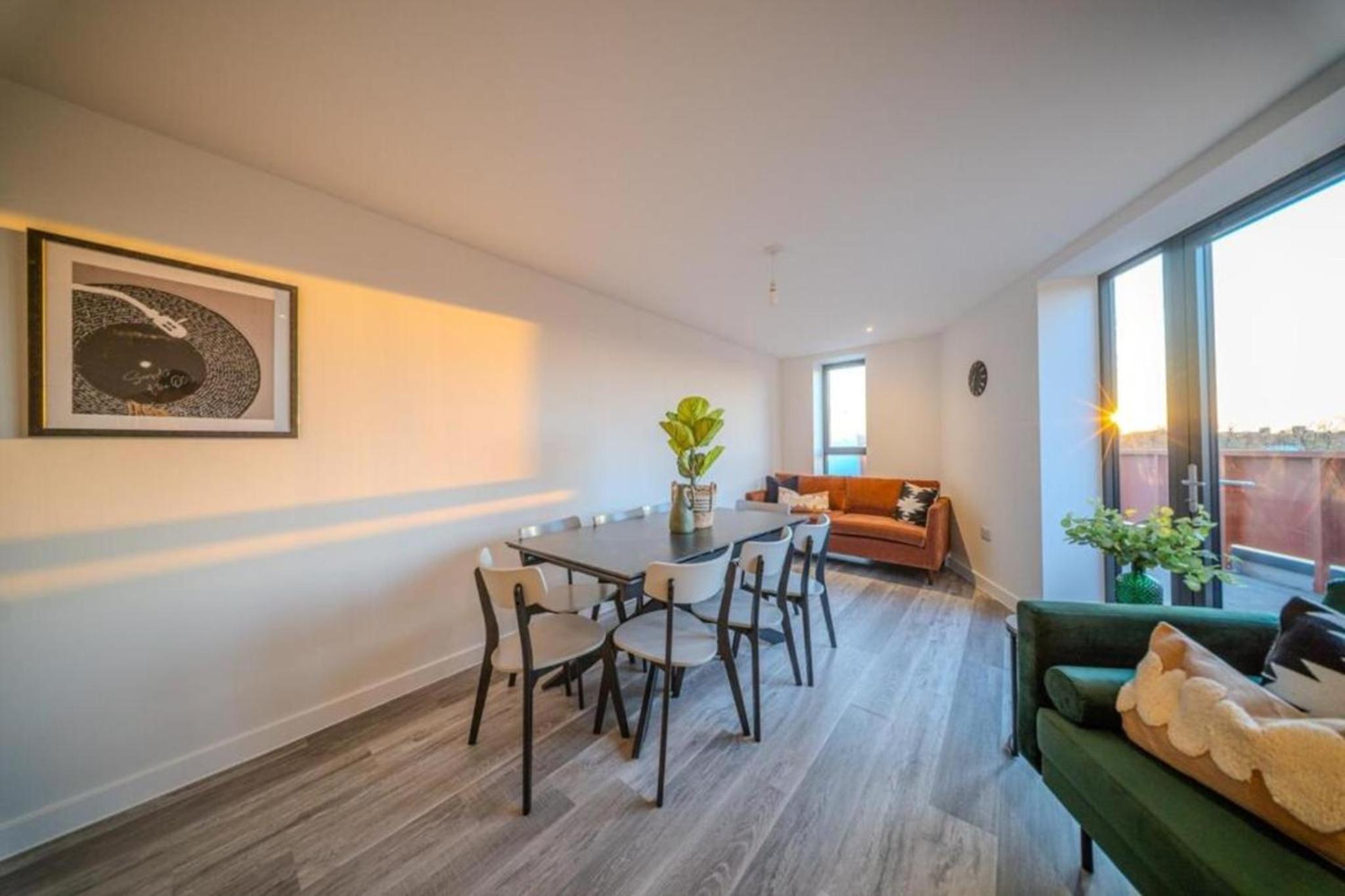 Luxury 3BR Apt Sleeps 10, Wembley & Park Views