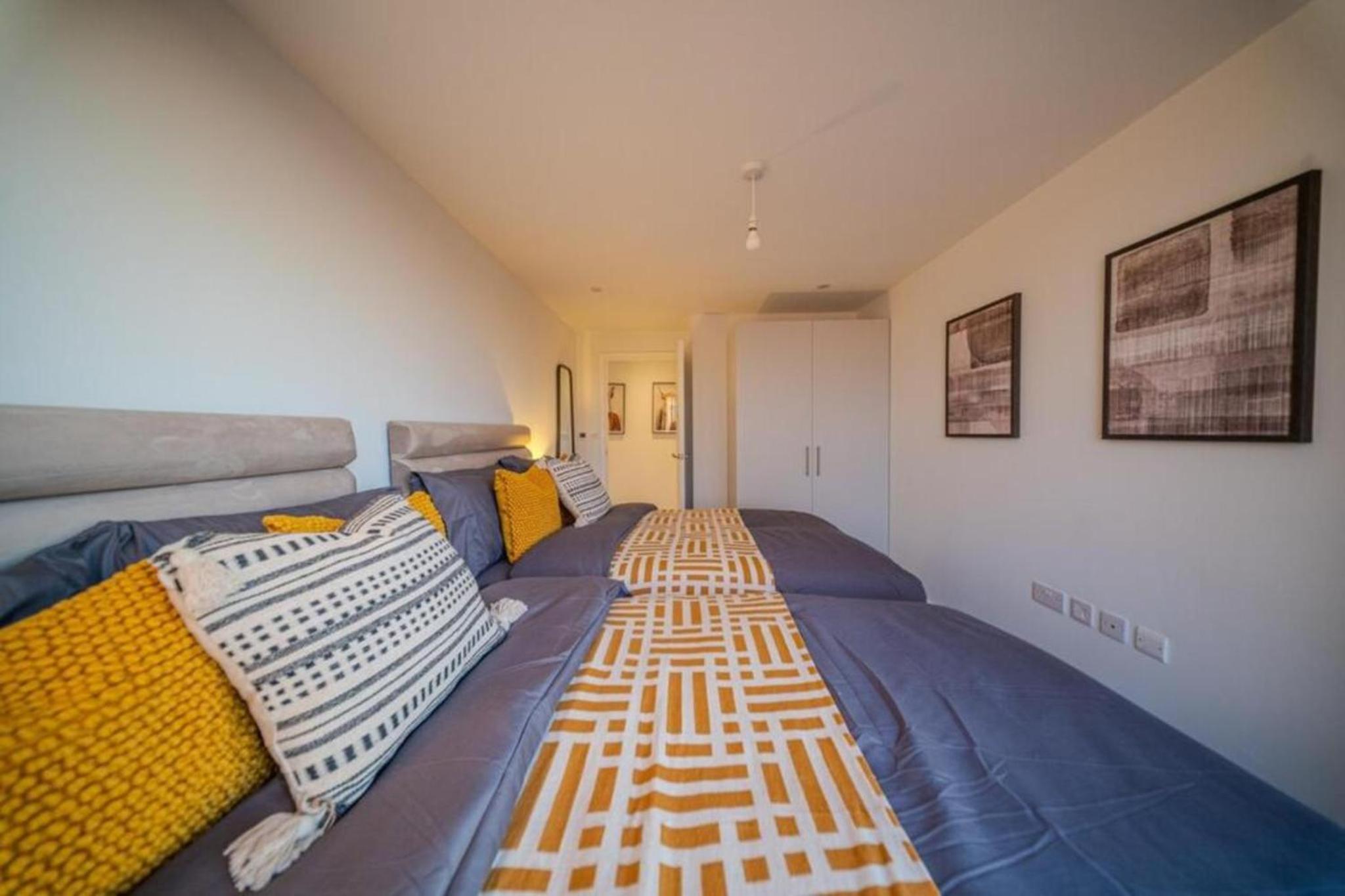 Luxury 3BR Apt Sleeps 10, Wembley & Park Views
