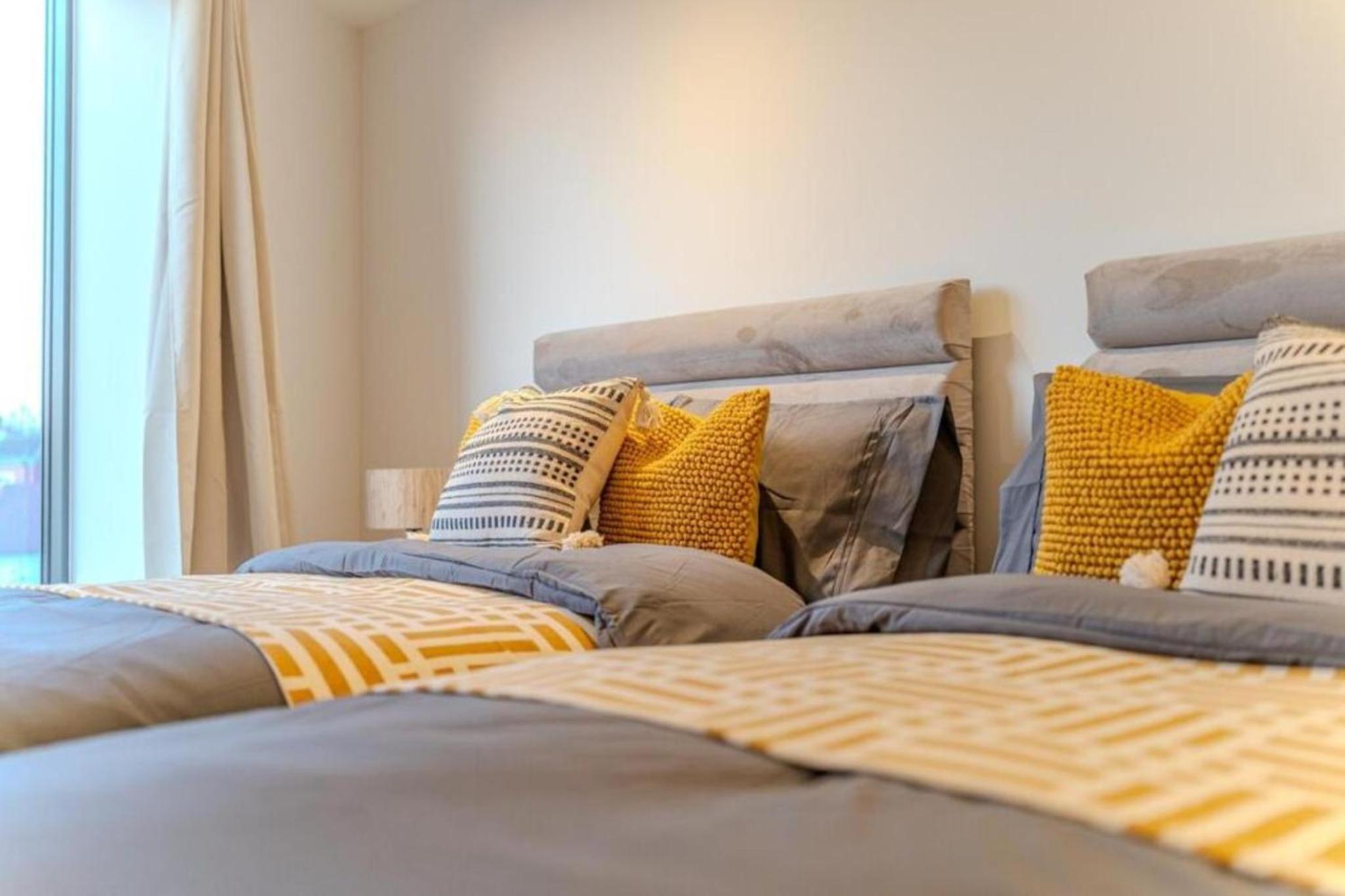 Luxury 3BR Apt Sleeps 10, Wembley & Park Views