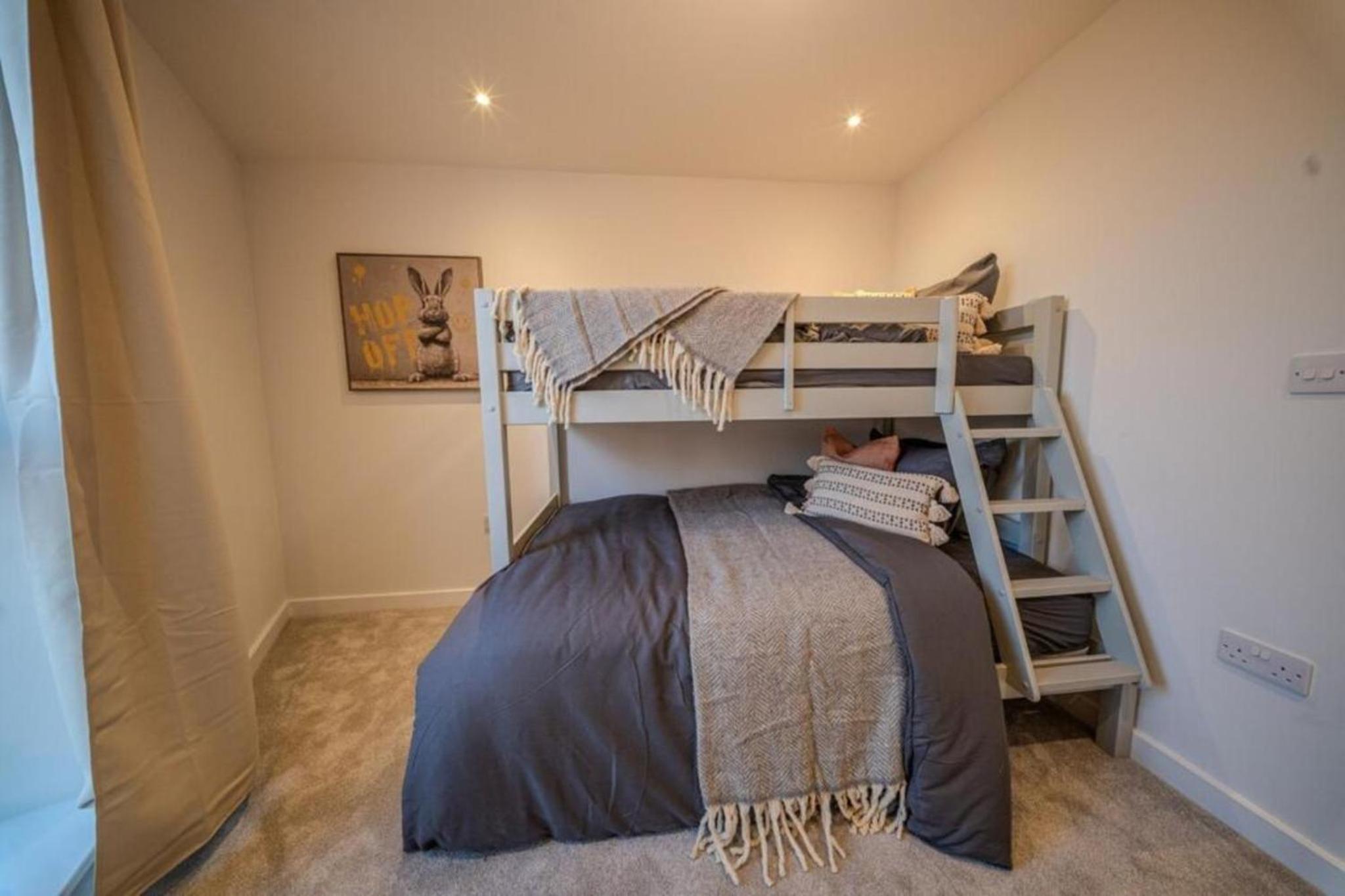 Luxury 3BR Apt Sleeps 10, Wembley & Park Views