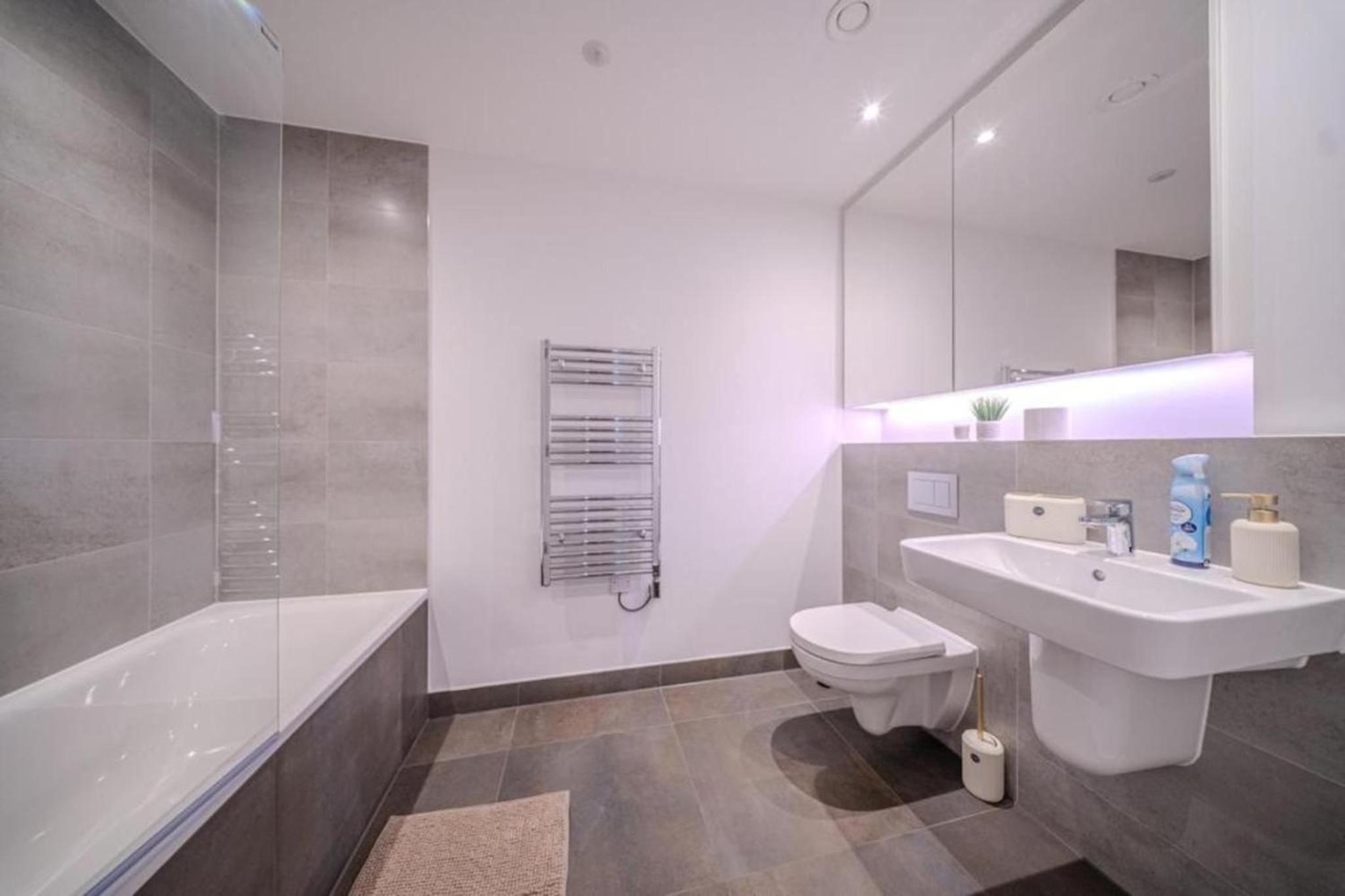 Luxury 3BR Apt Sleeps 10, Wembley & Park Views