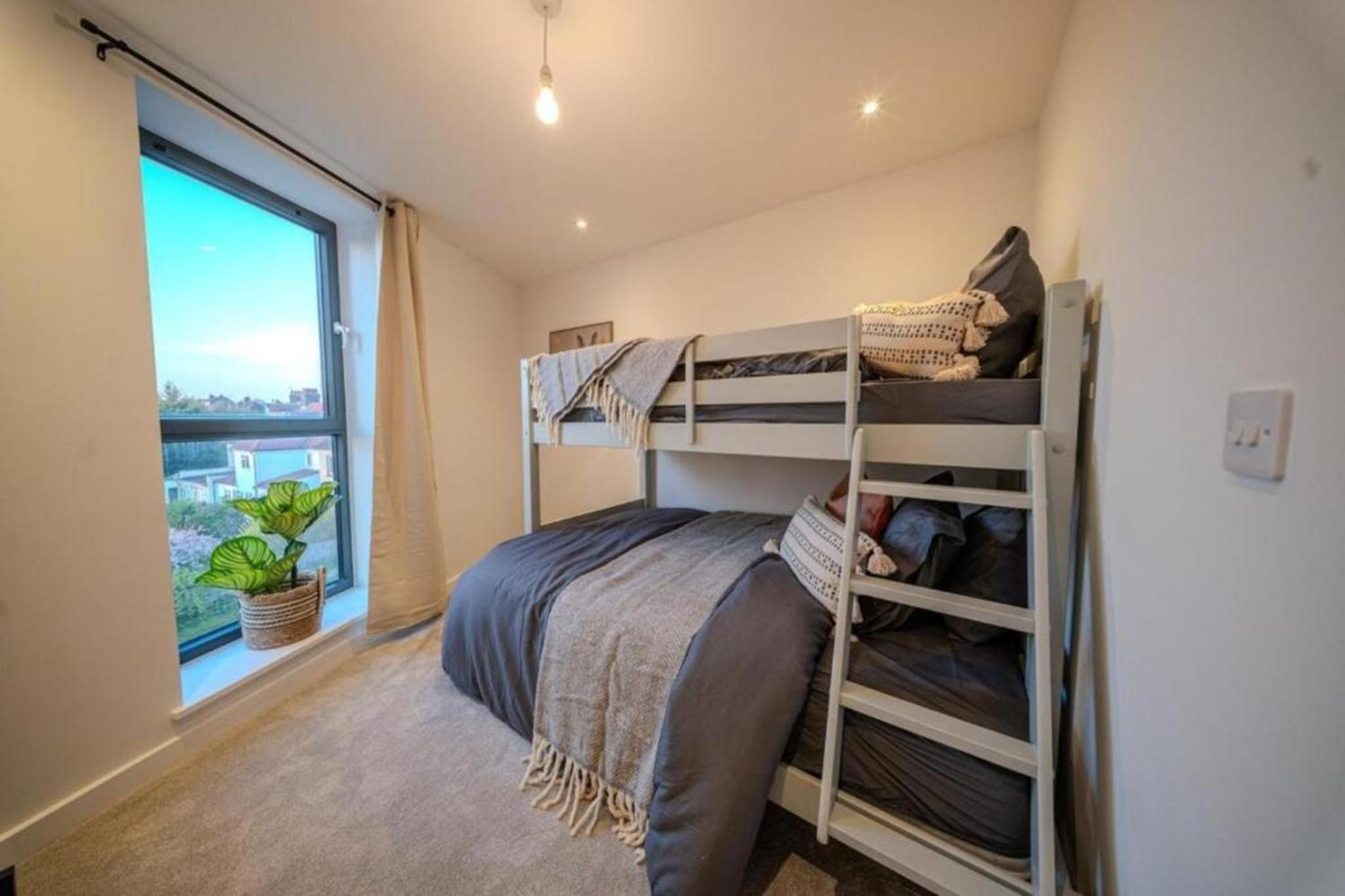 Luxury 3BR Apt Sleeps 10, Wembley & Park Views