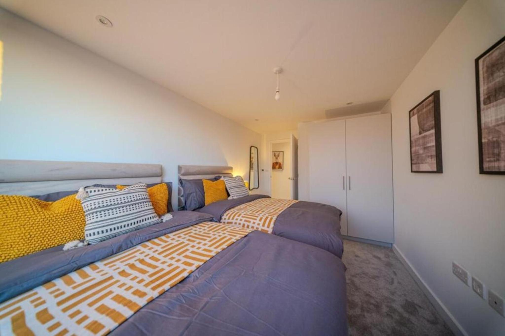 Luxury 3BR Apt Sleeps 10, Wembley & Park Views