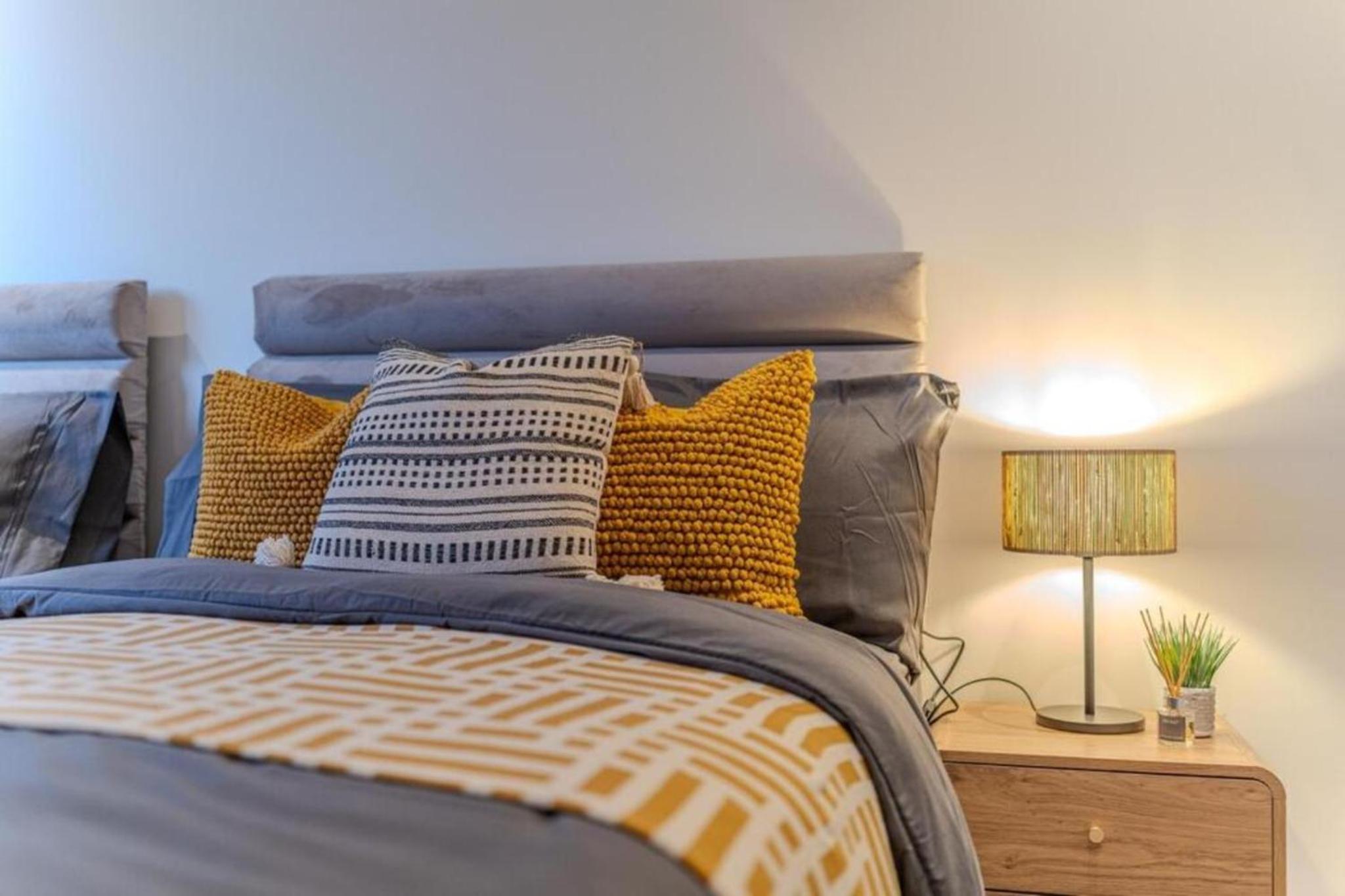Luxury 3BR Apt Sleeps 10, Wembley & Park Views