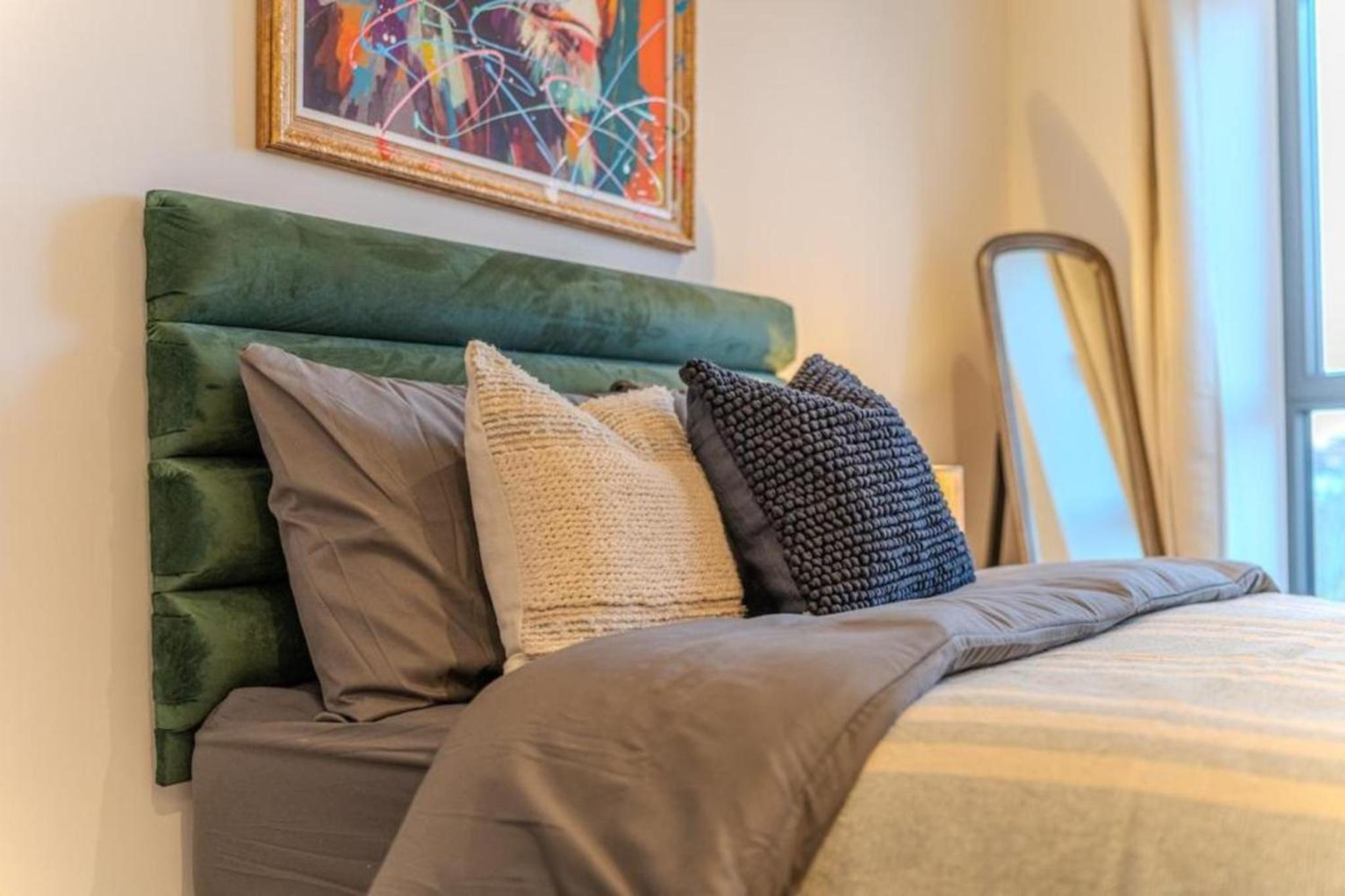 Luxury 3BR Apt Sleeps 10, Wembley & Park Views