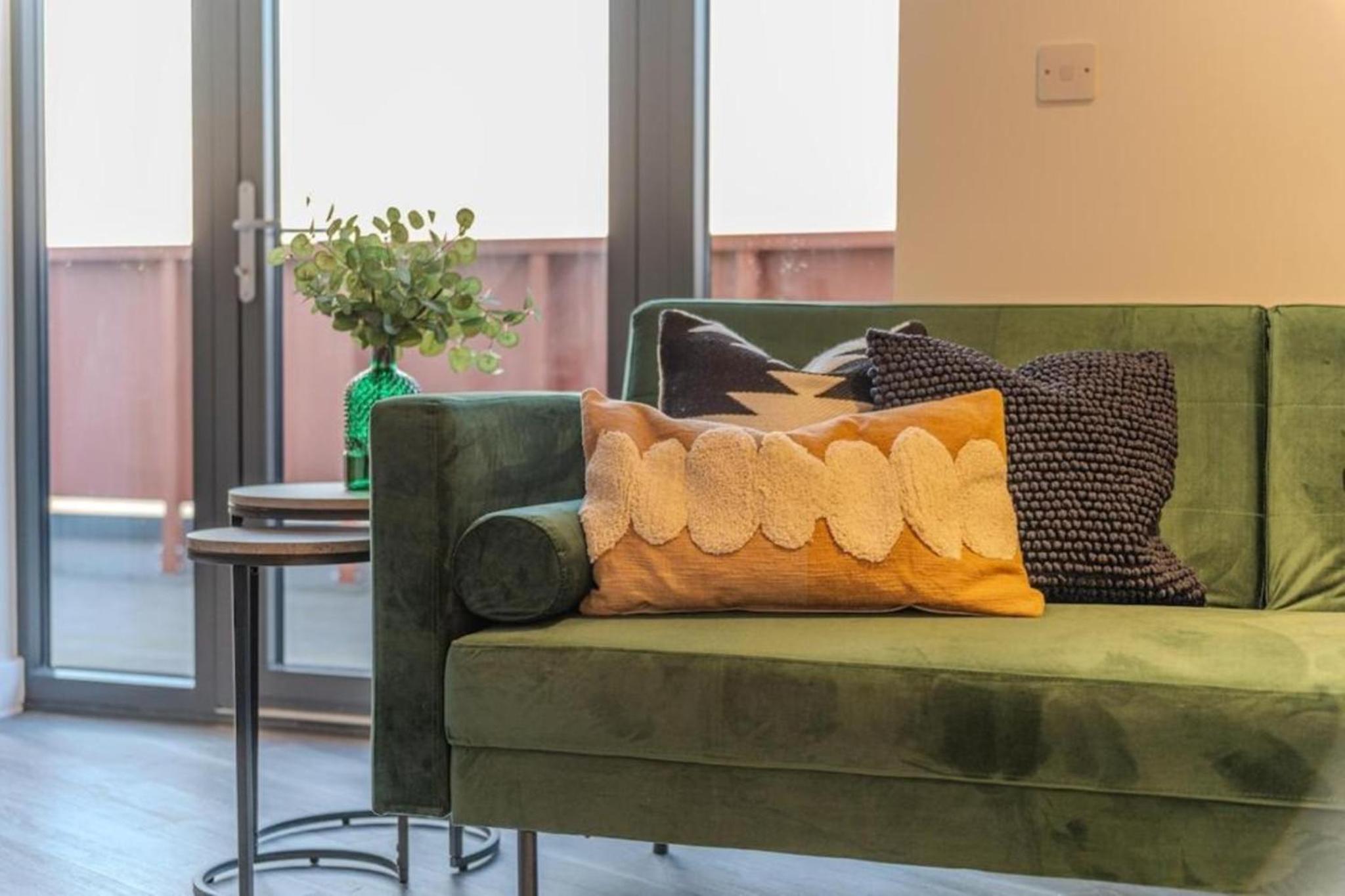 Luxury 3BR Apt Sleeps 10, Wembley & Park Views