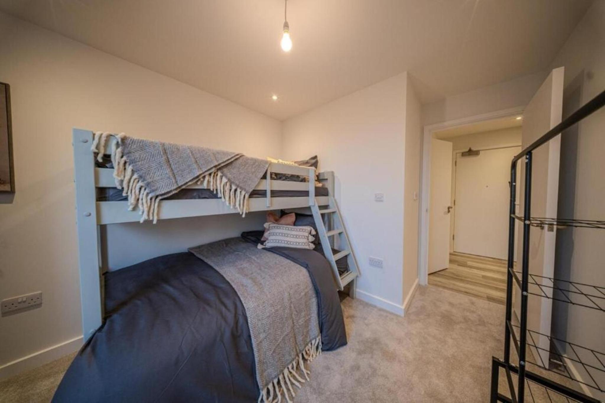 Luxury 3BR Apt Sleeps 10, Wembley & Park Views