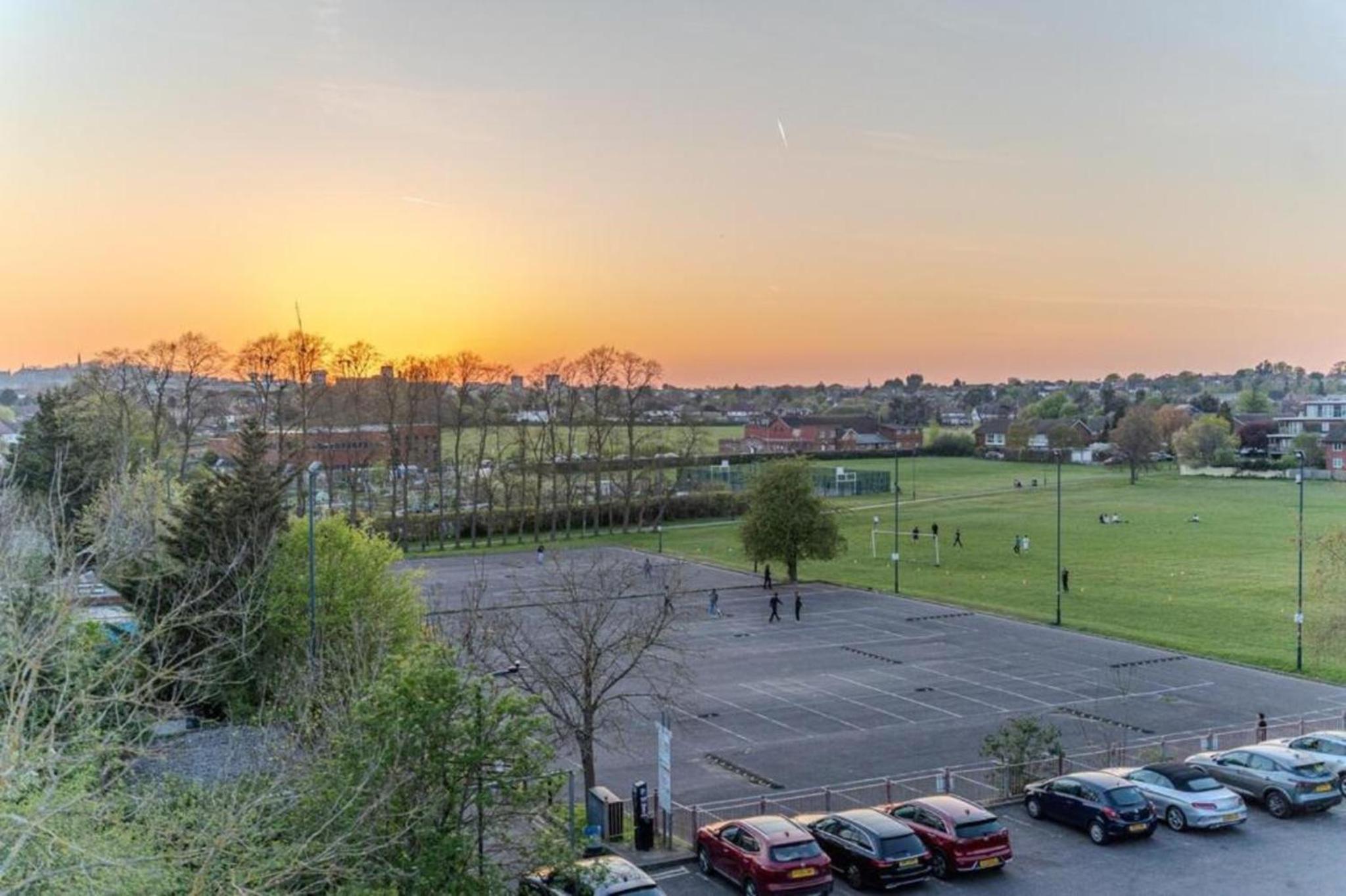 Luxury 3BR Apt Sleeps 10, Wembley & Park Views