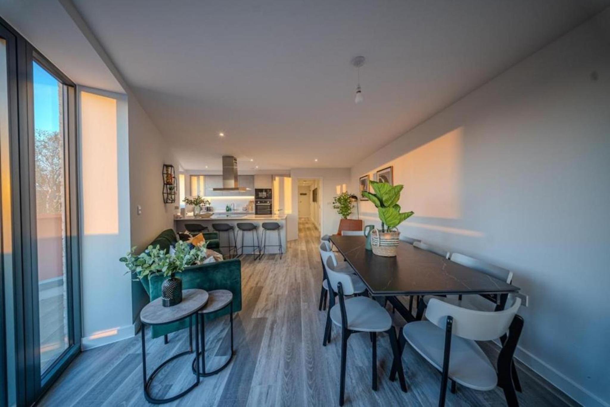 Luxury 3BR Apt Sleeps 10, Wembley & Park Views