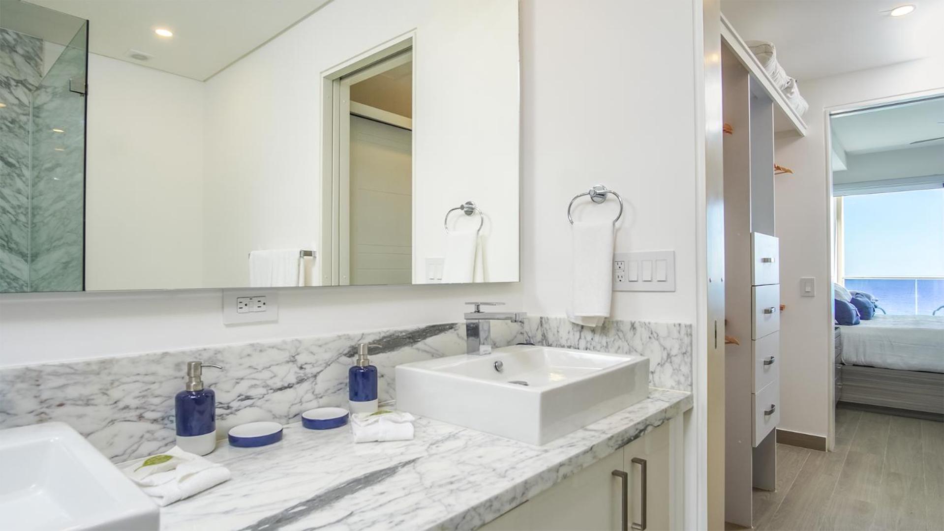 Perfect family 2 bedroom condo E1804 Encantame