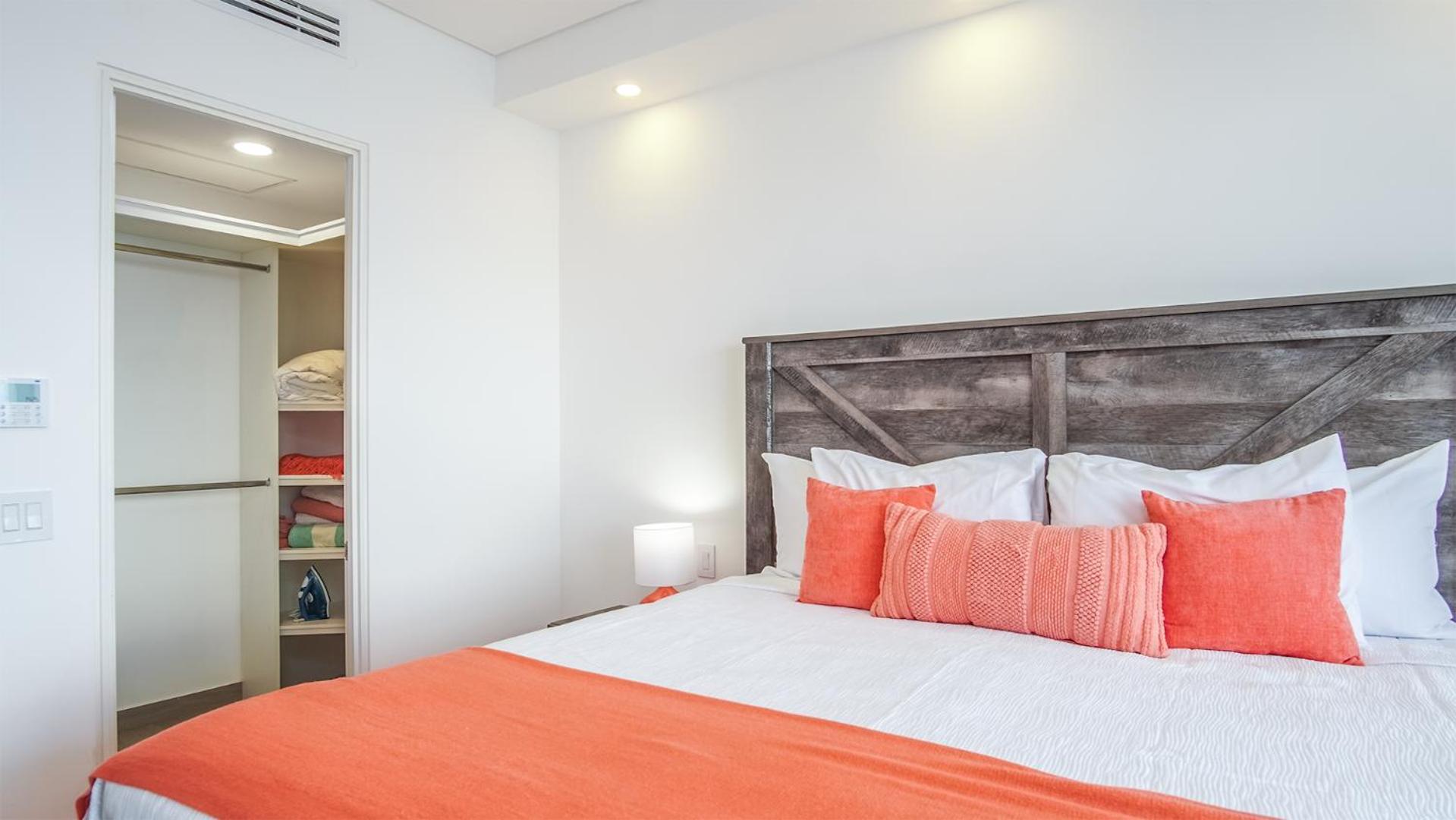 Splendid Waterfront 2 bedroom Velero 1804 Encantame Towers