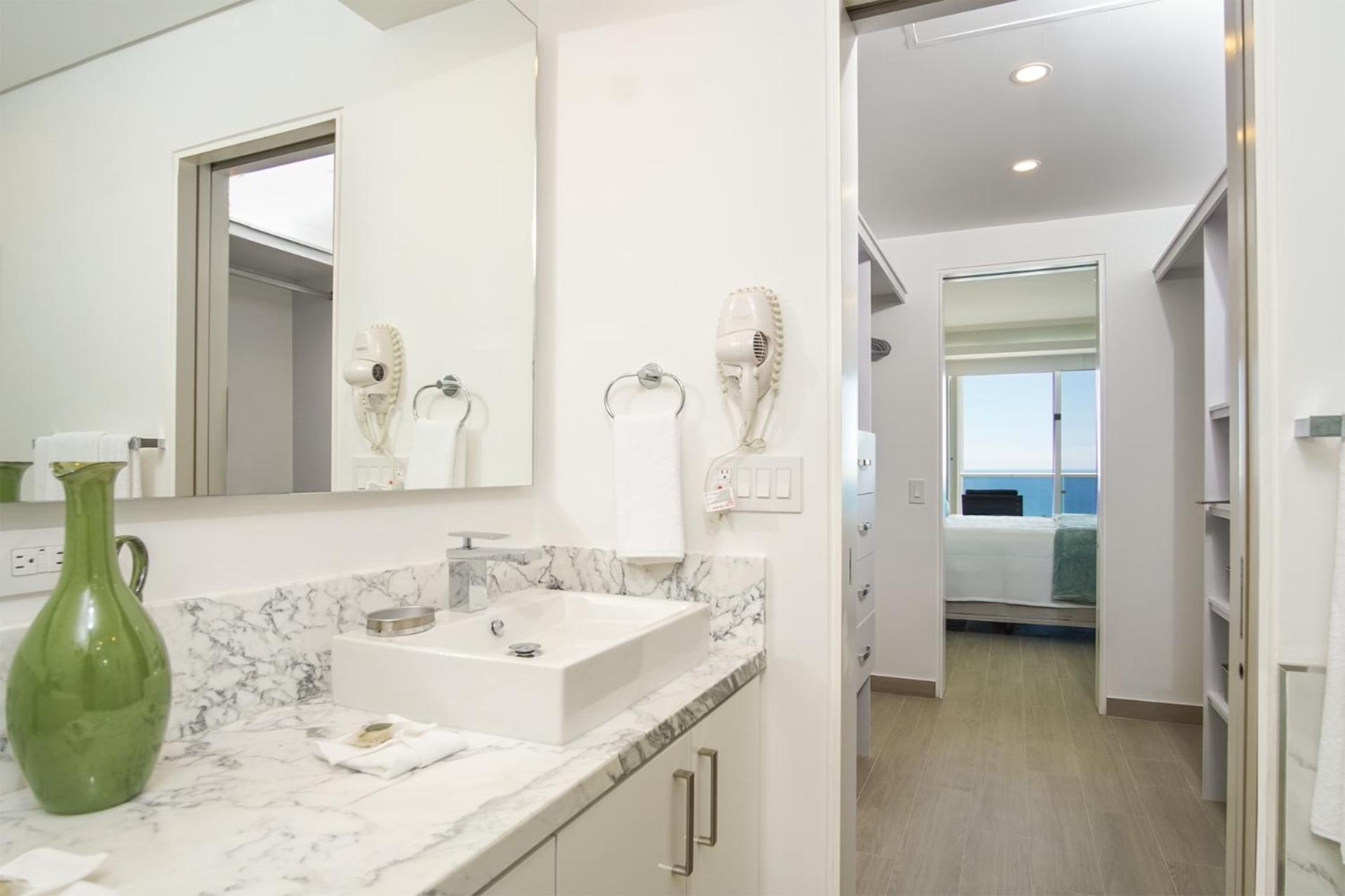 Confortable 2 bedroom condo Encantame Towers Verano 905