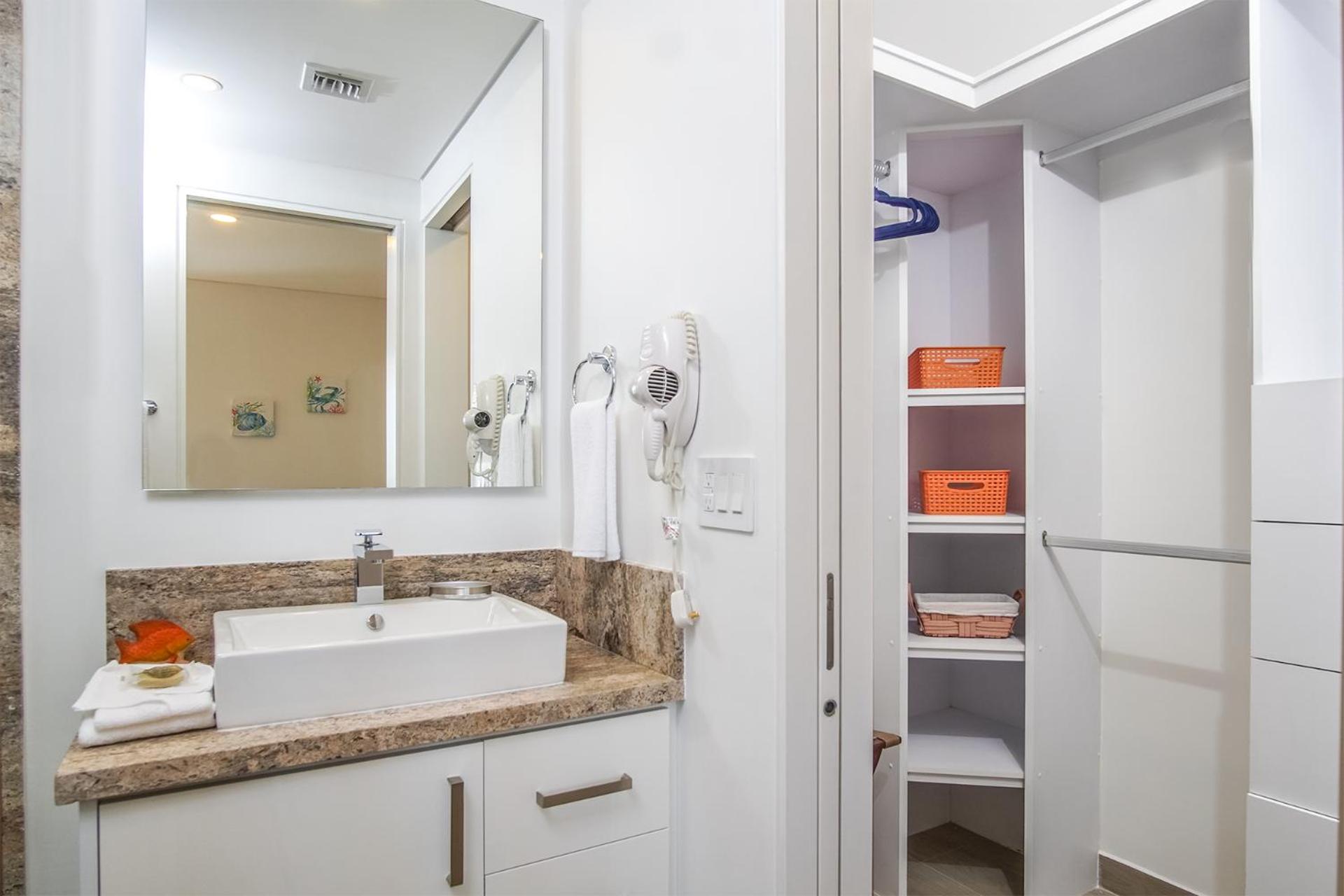 Confortable 2 bedroom condo Encantame Towers Verano 905