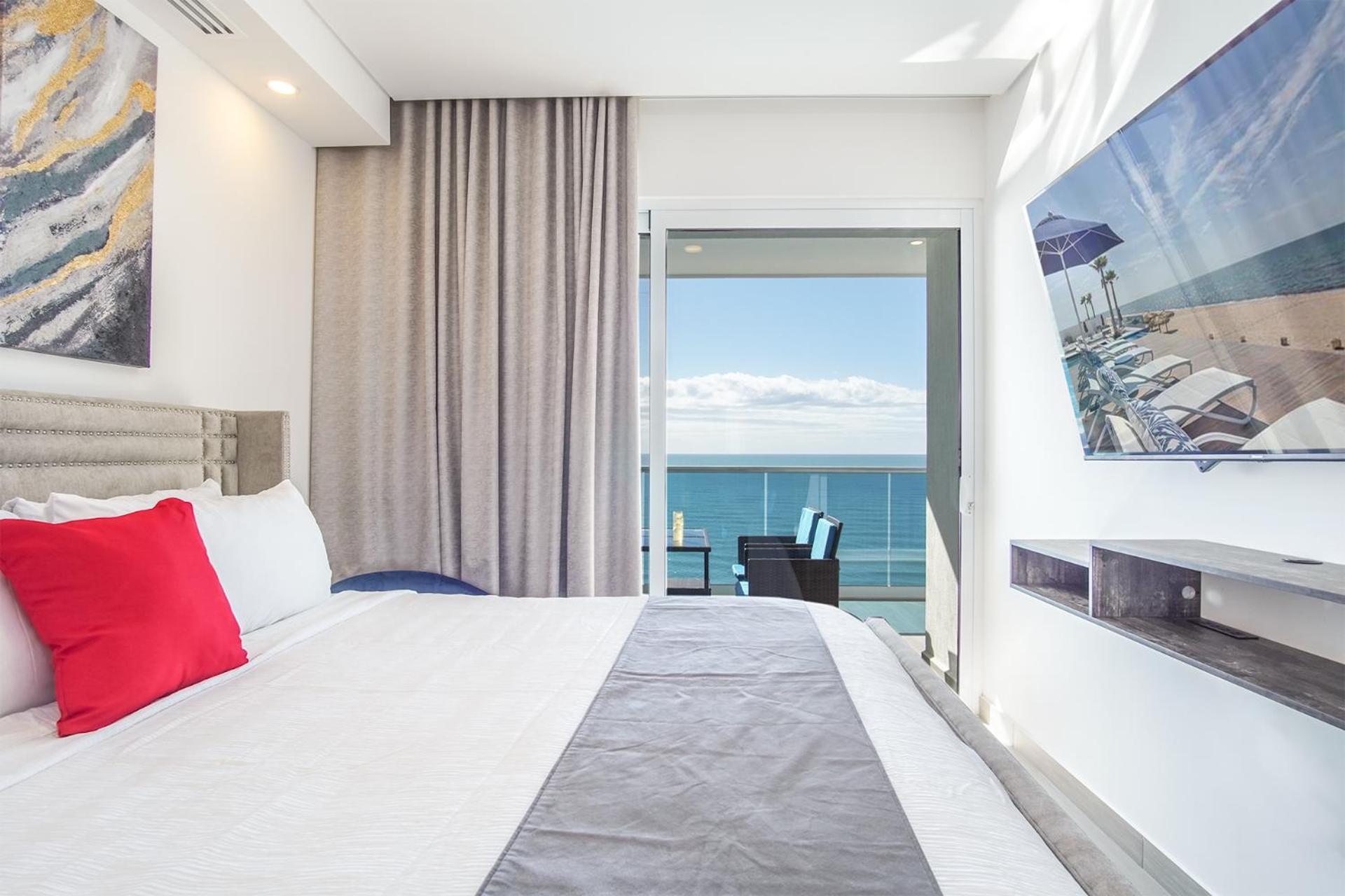 Gorgeous 2 bedroom condo Encantame Towers Velero 904