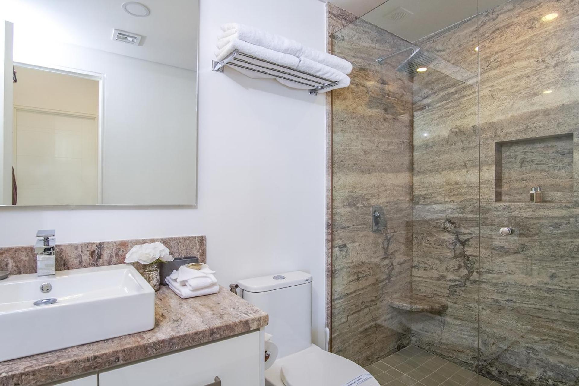 Gorgeous 2 bedroom condo Encantame Towers Velero 904