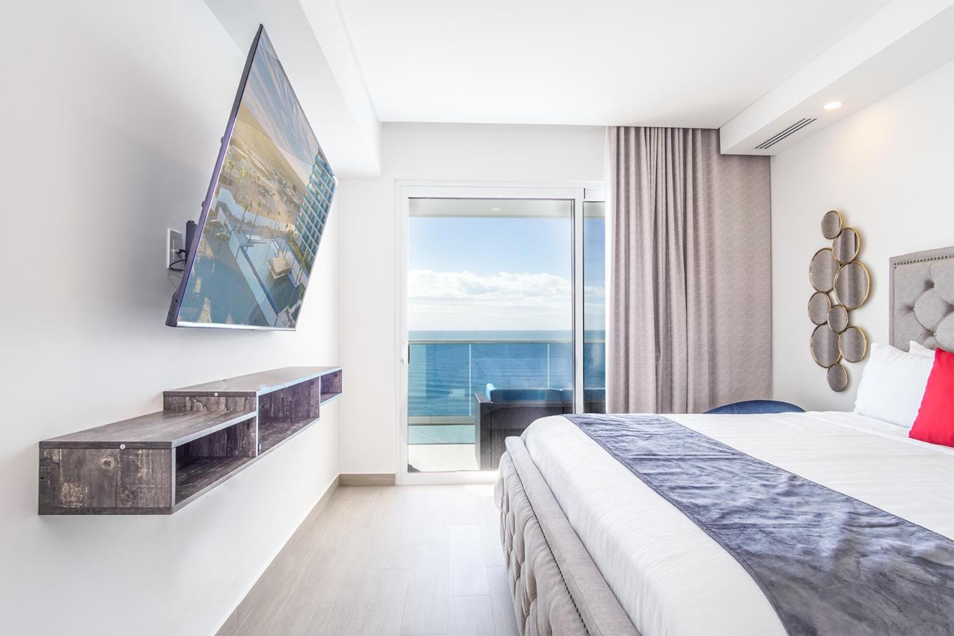 Gorgeous 2 bedroom condo Encantame Towers Velero 904