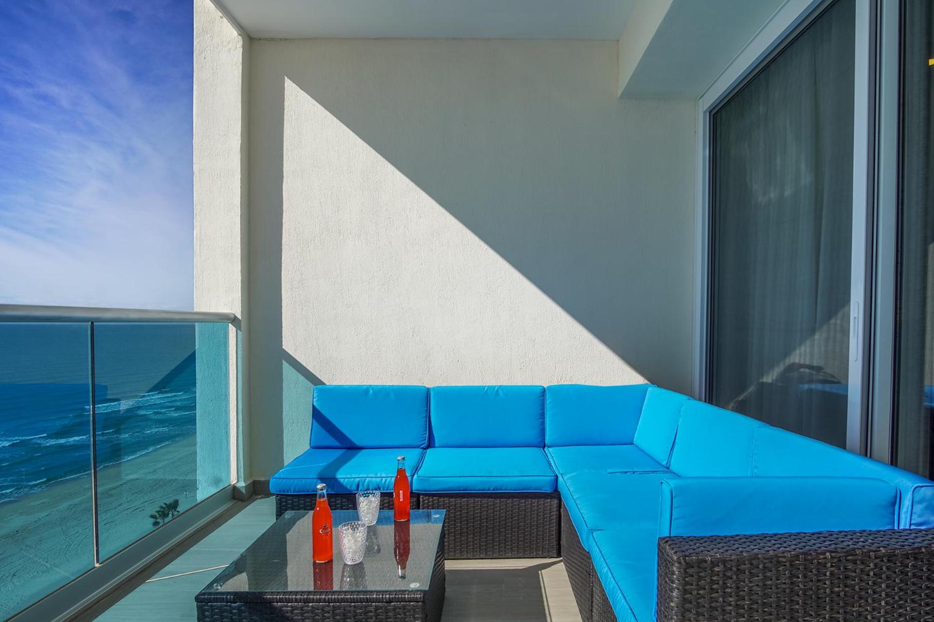 Gorgeous 2 bedroom condo Encantame Towers Velero 904