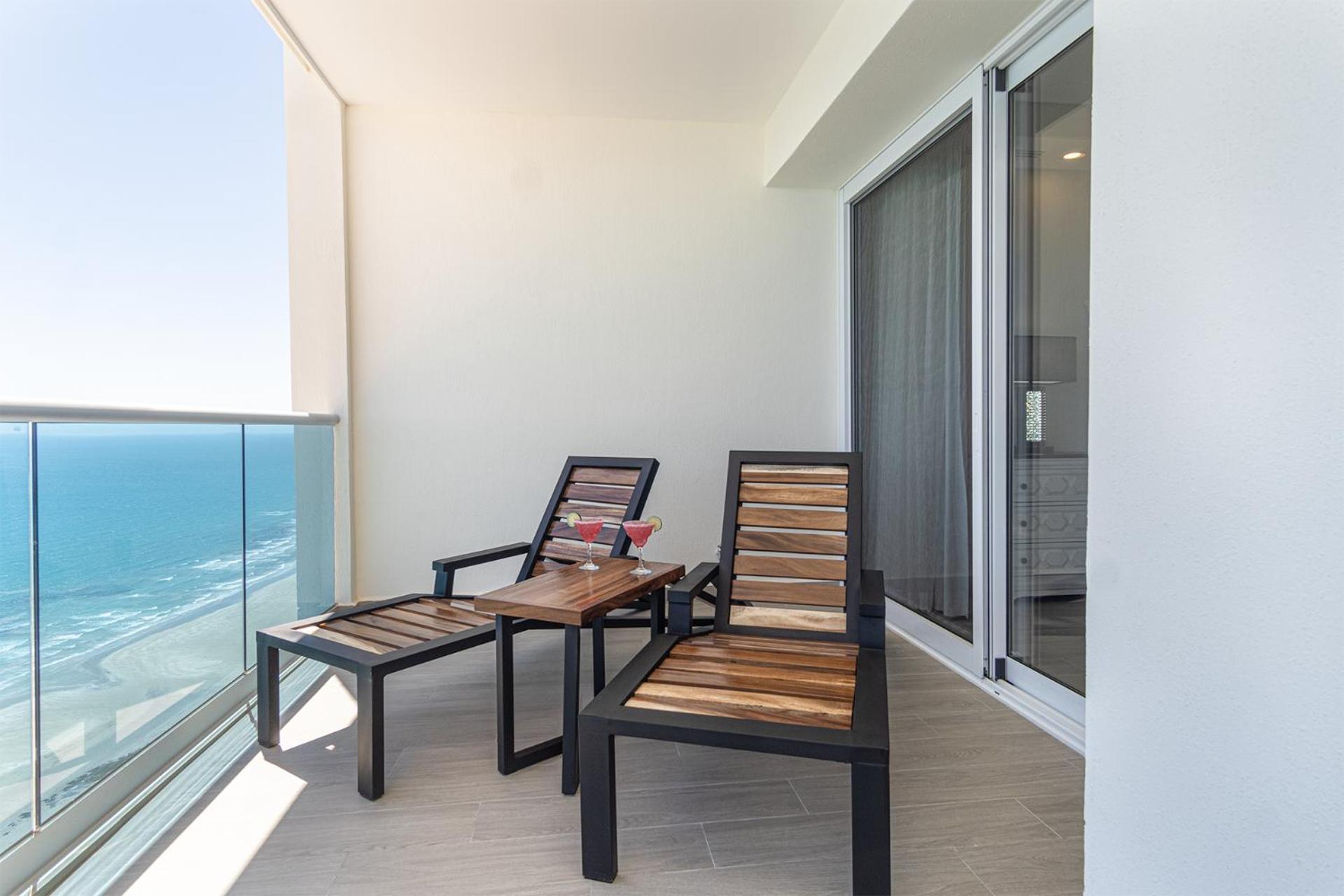 Modish 2 BR Condo at Encantame Towers Velero 2204