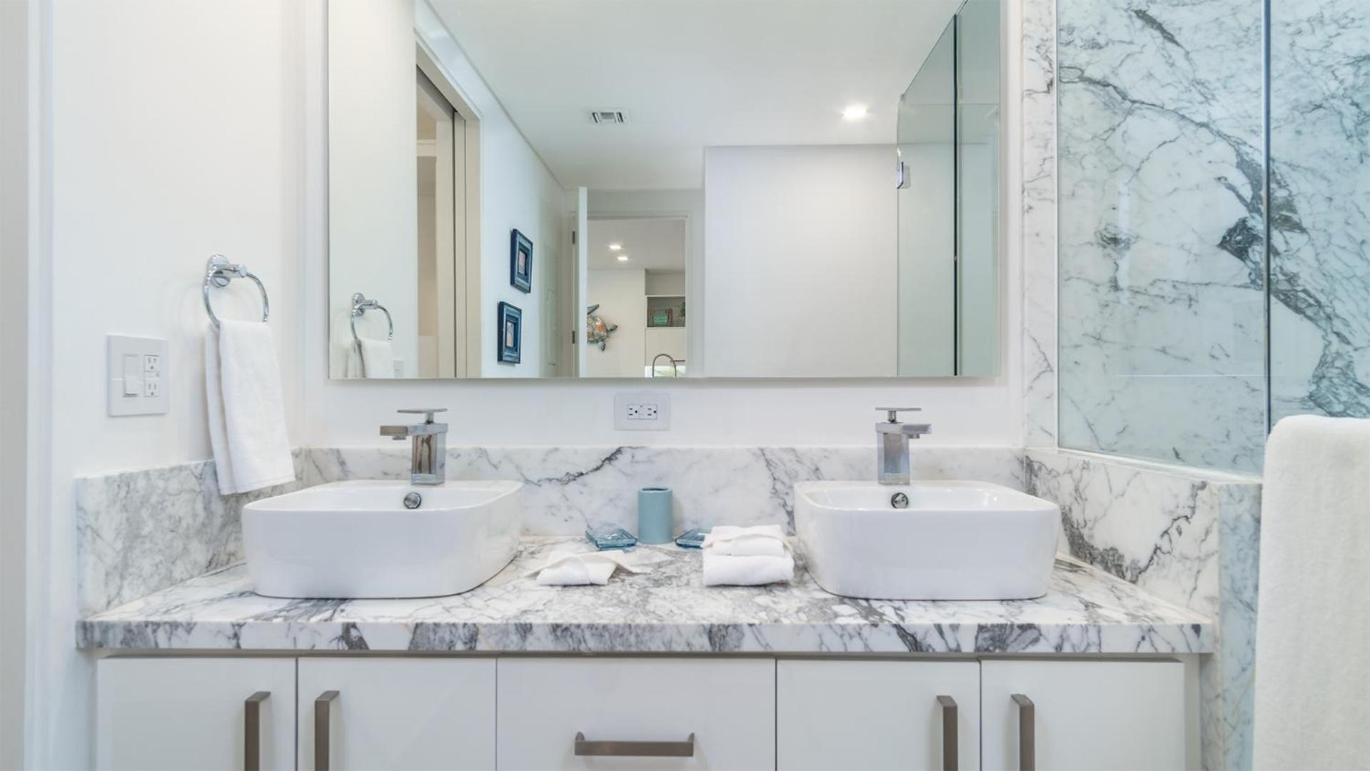 Lavish 1 bedroom Beach Front Condominium Encantame C-1403