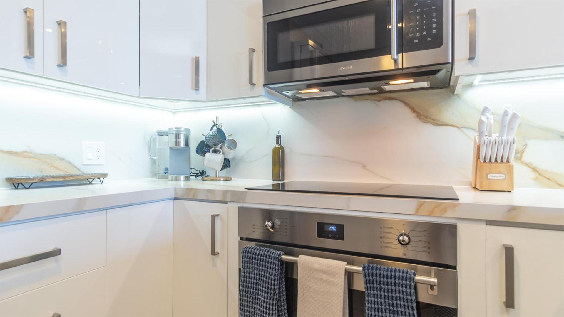 Exceptional one bedroom condominium Viento 803 - Encantame Towers