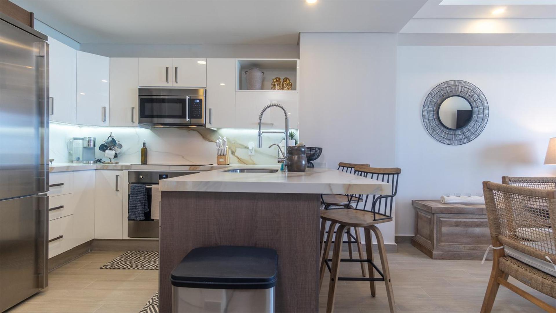 Exceptional one bedroom condominium Viento 803 - Encantame Towers