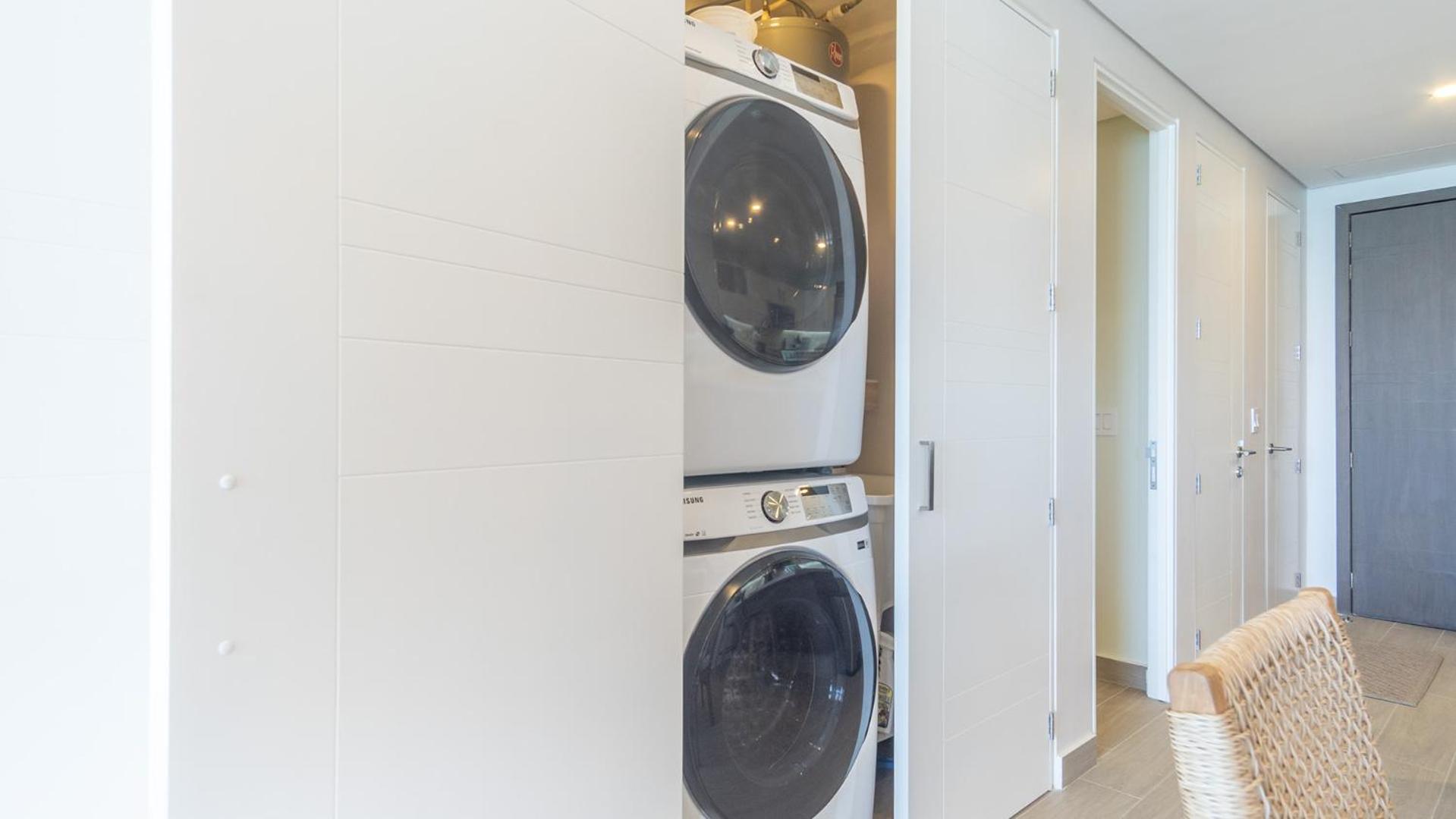 Exceptional one bedroom condominium Viento 803 - Encantame Towers