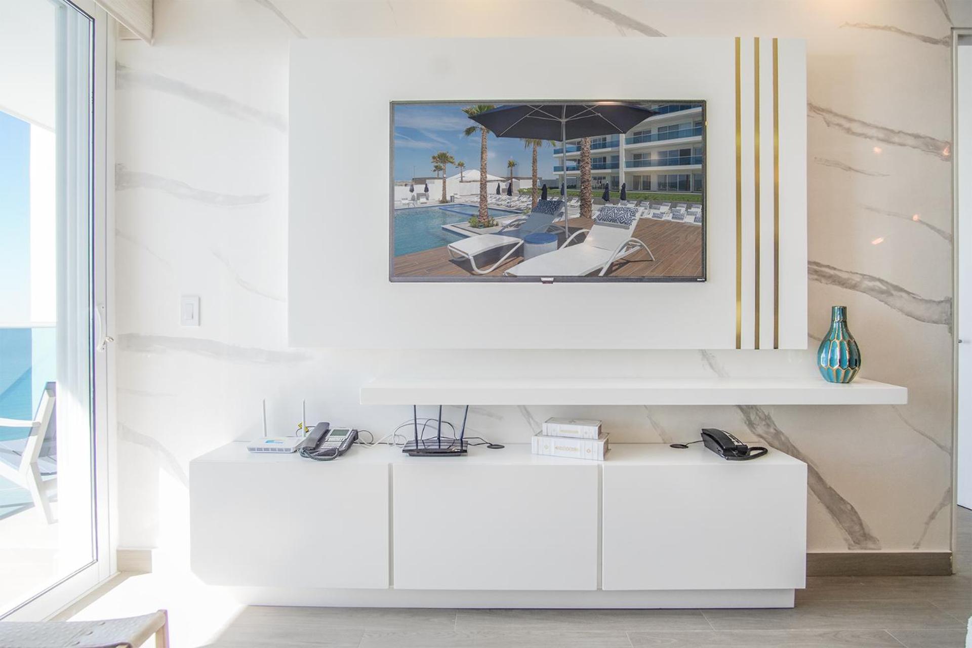 Stay in Luxury/Splash in New Lazy River this Winter Encanatame Towers 903
