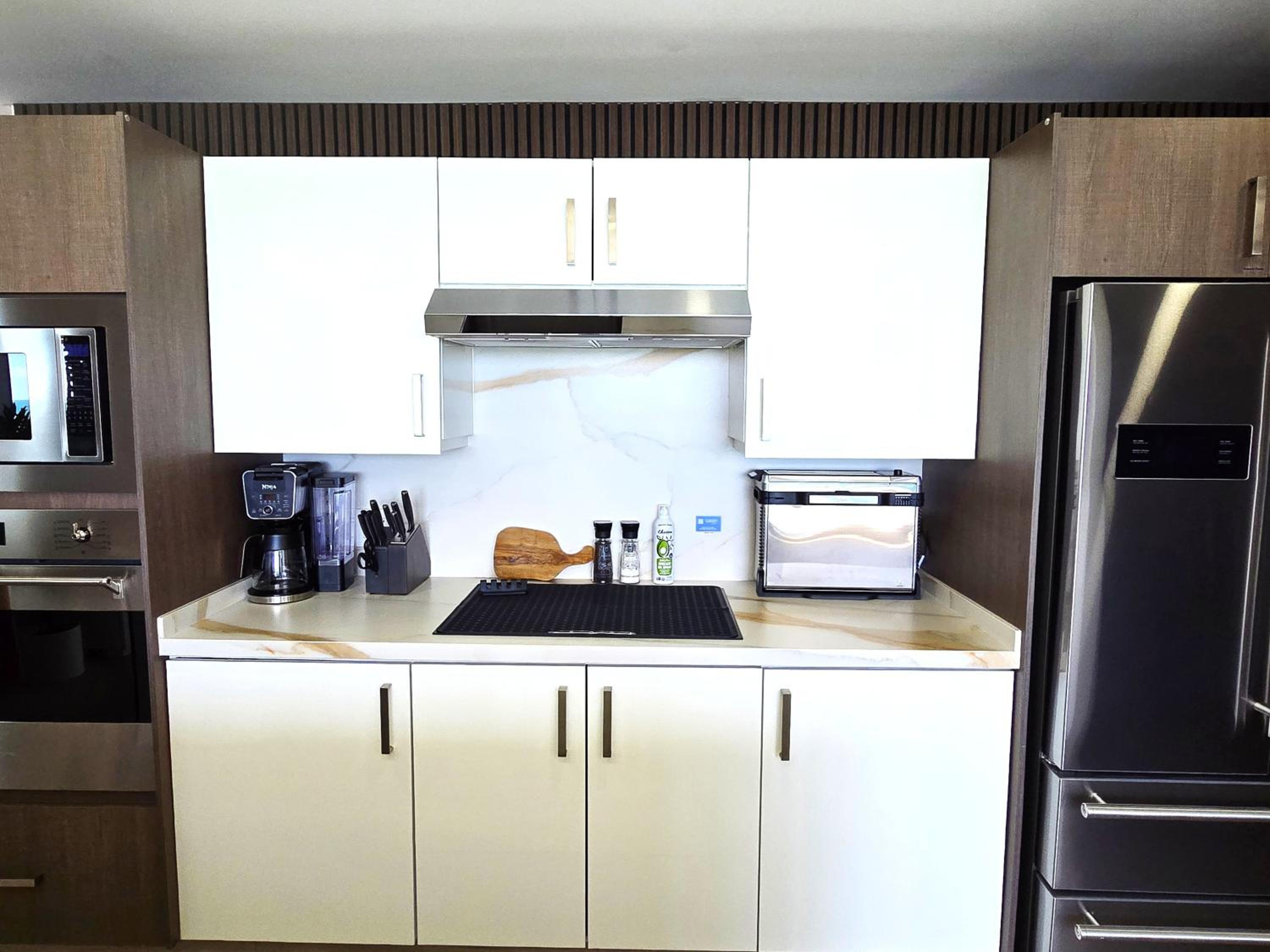 Beautiful 2 bedroom Corner Beach Front Condominium Encantame Velero 905