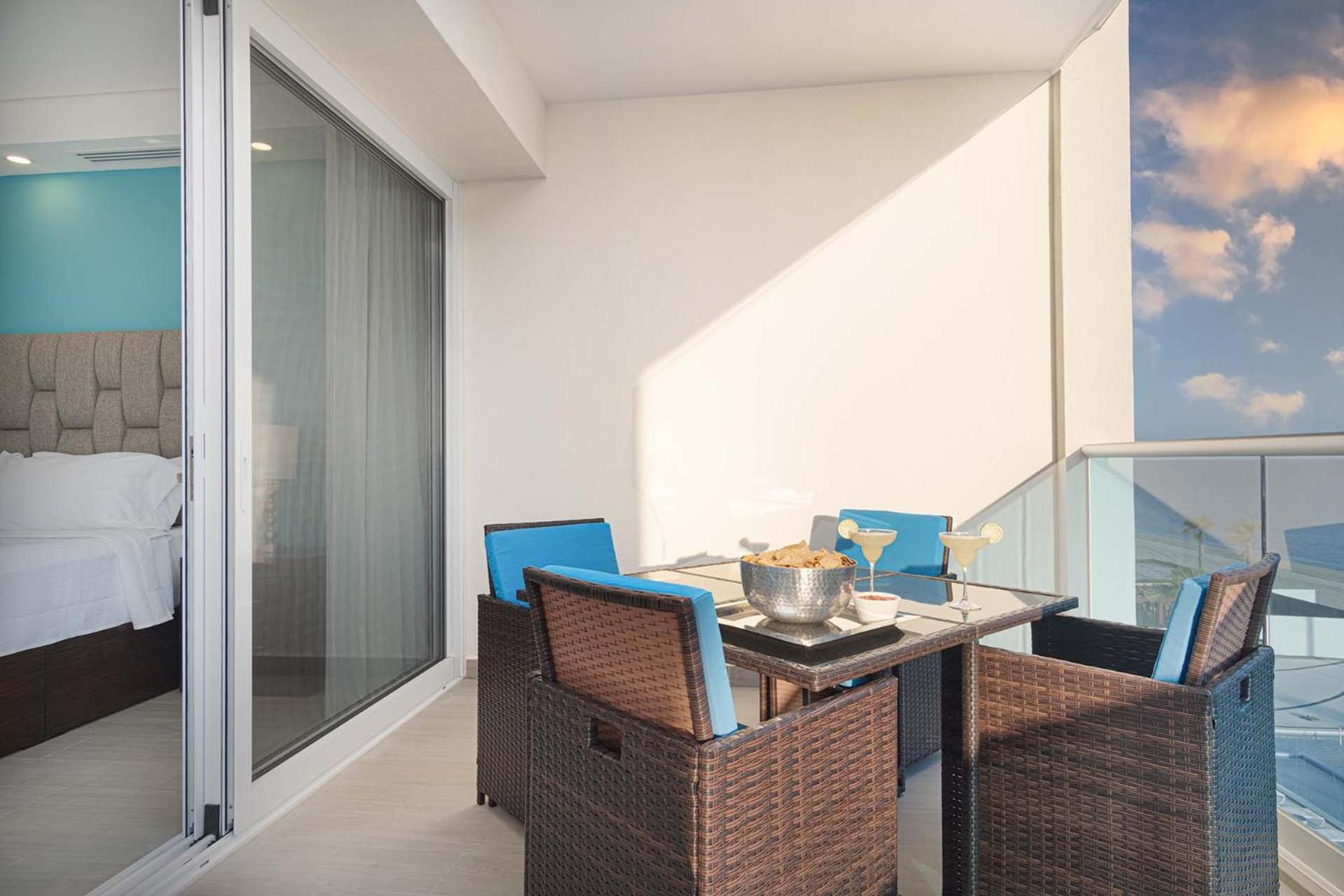 Splash in The New Lazy River/Stay in Modern Luxury Encantamae C 402