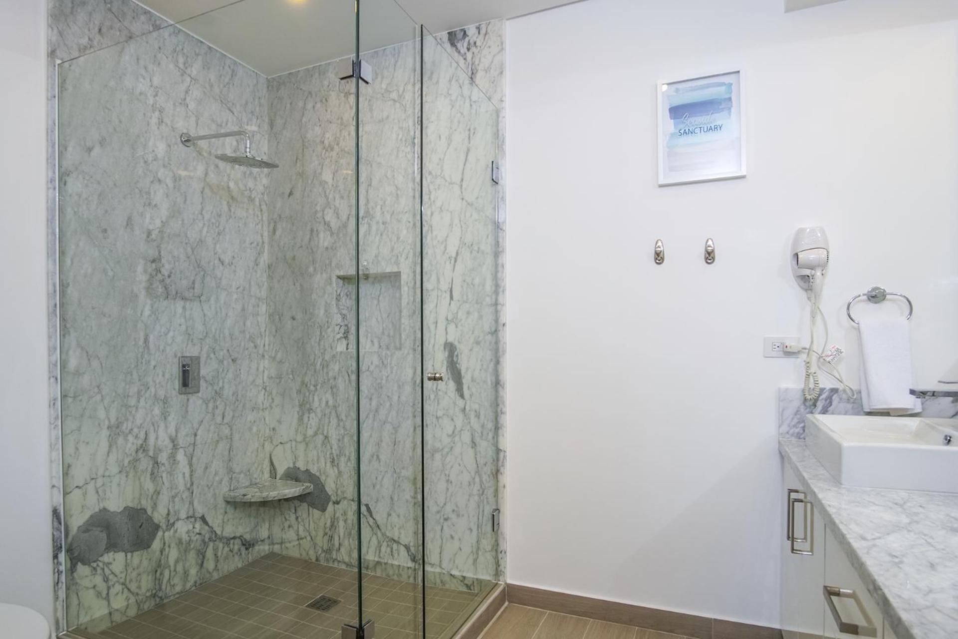 Delightful 2 bedroom condo Encantame Towers Verano 505