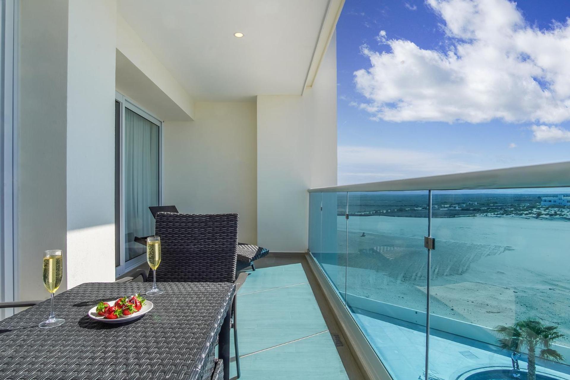 Delightful 2 bedroom condo Encantame Towers Verano 505