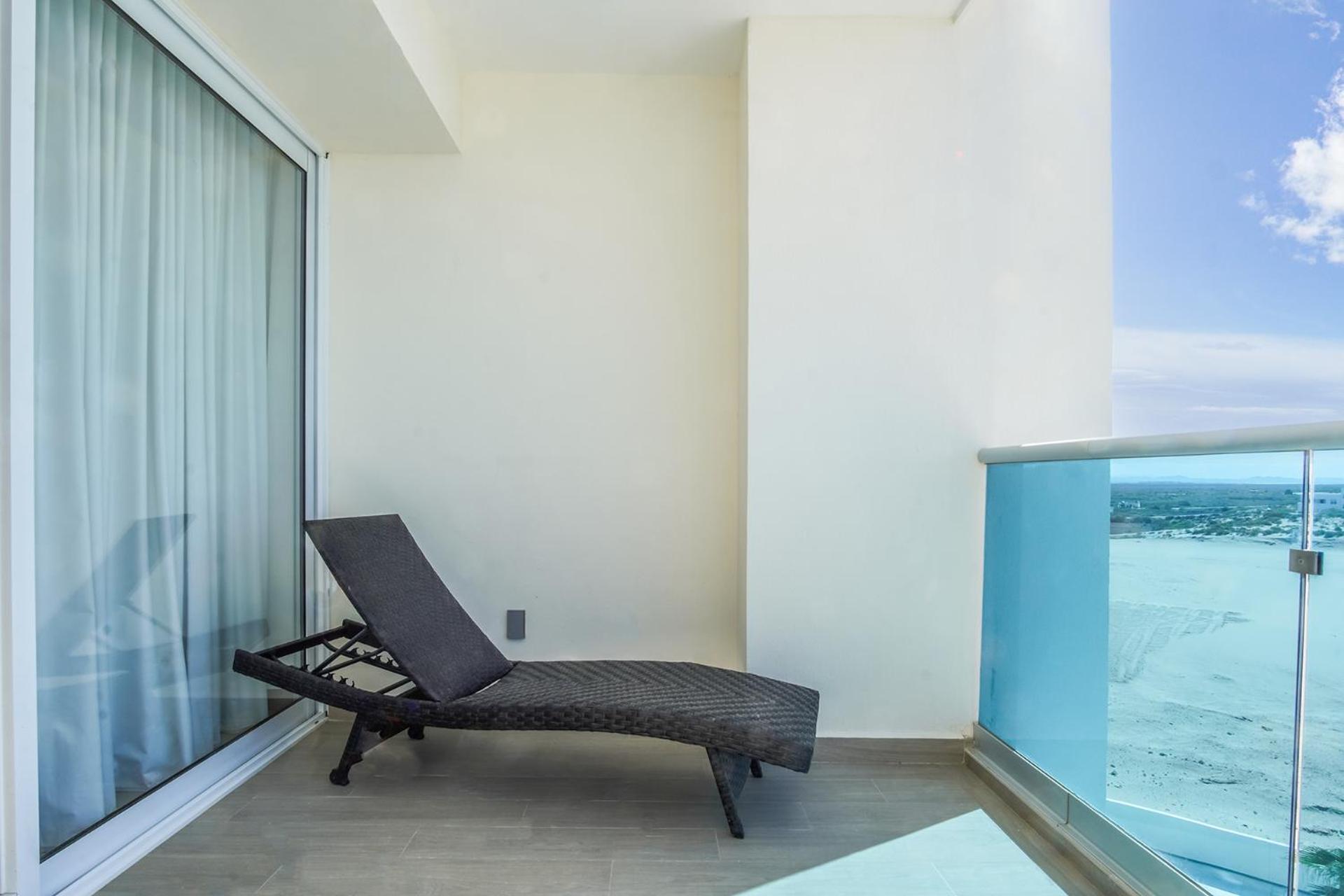 Delightful 2 bedroom condo Encantame Towers Verano 505