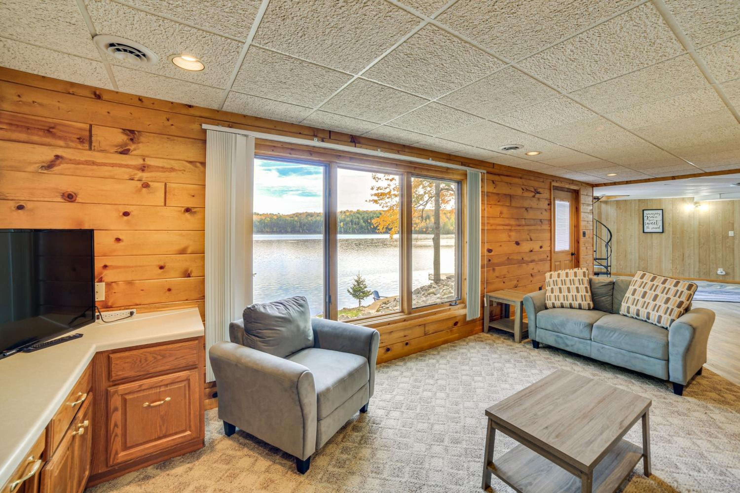 All-Season Adventures! Chicaugon Lakefront Gem