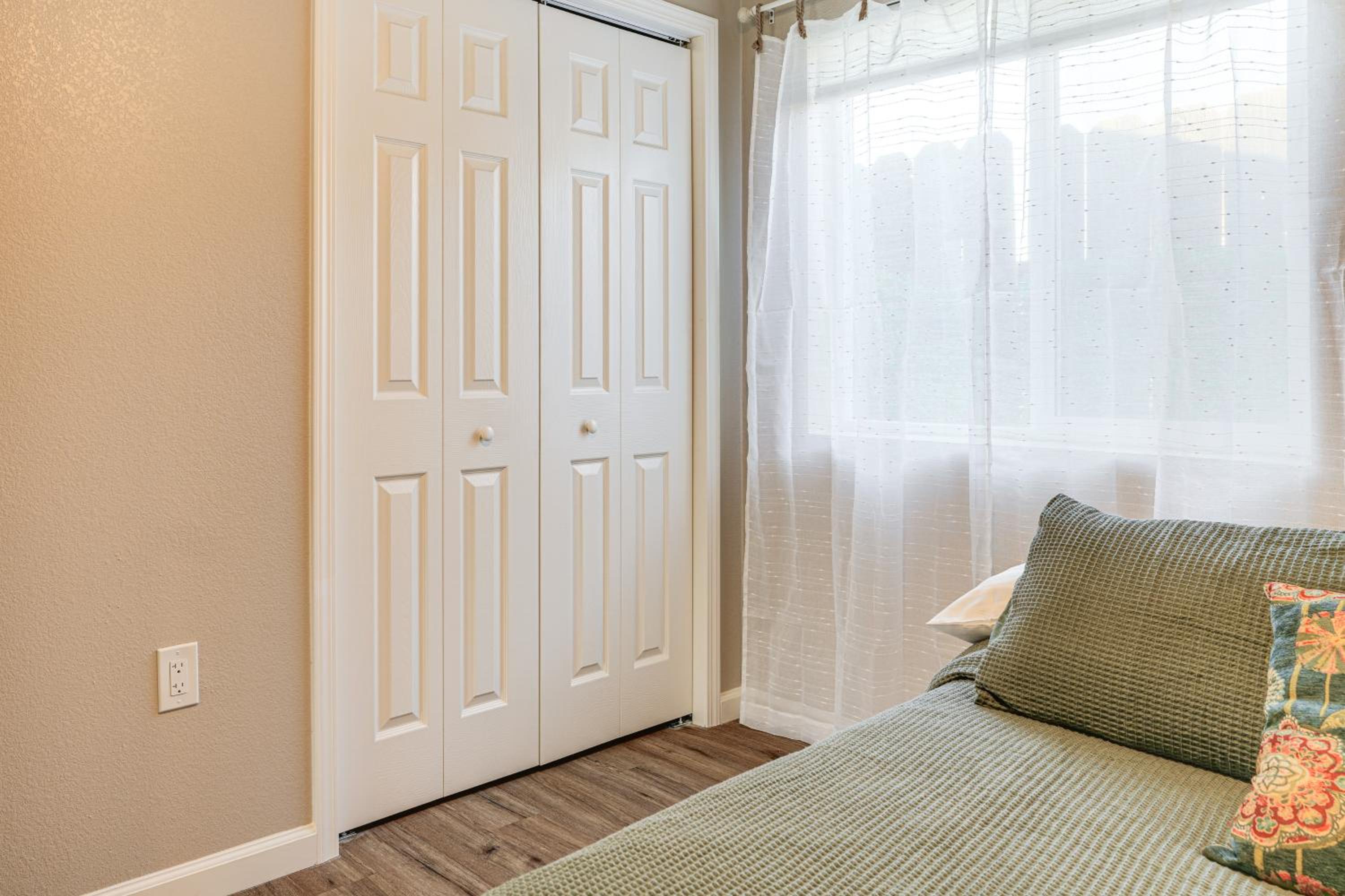 Couples Retreat! Shop, Dine, Explore Dtwn Oakdale
