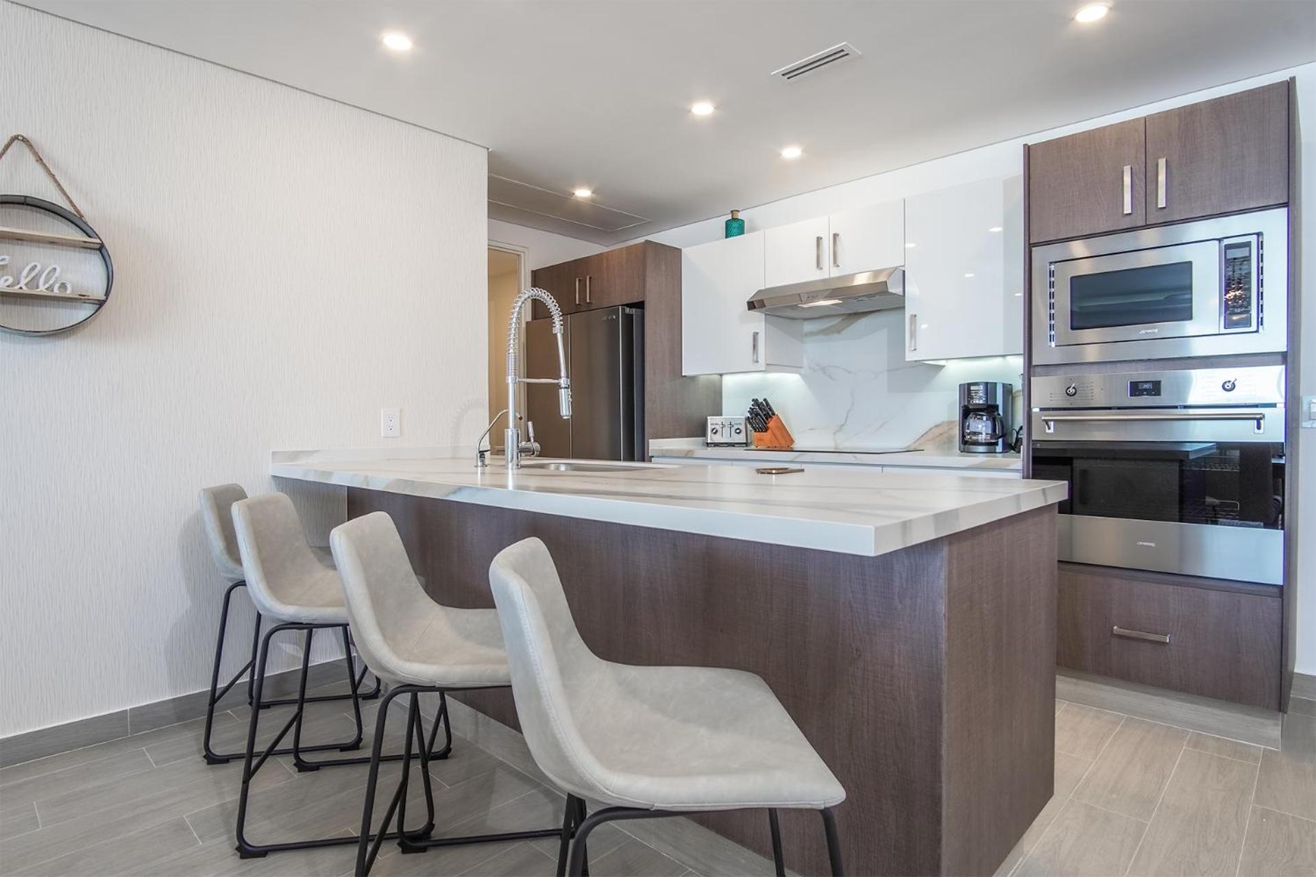 Cozy beach front getaway Encantame Towers E304