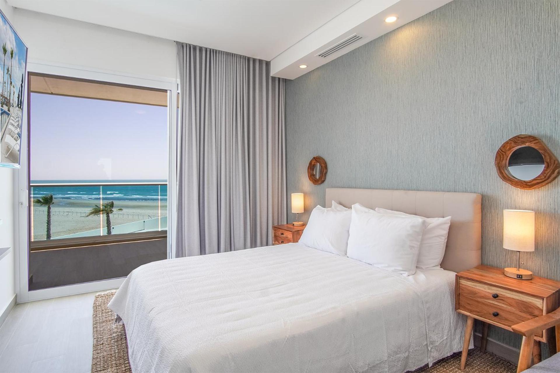 Cozy beach front getaway Encantame Towers E304