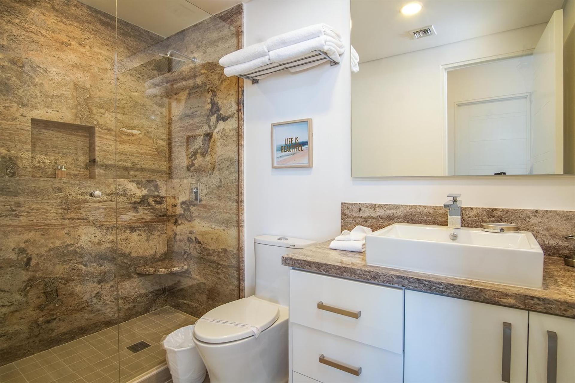 Cozy beach front getaway Encantame Towers E304