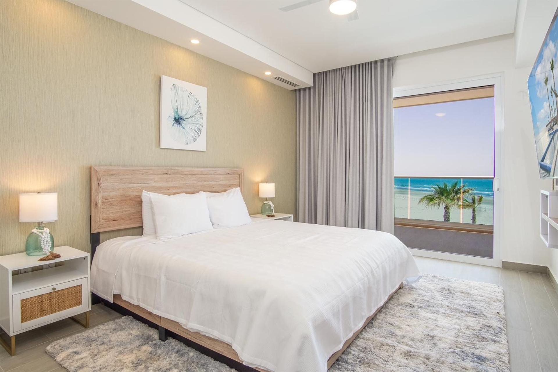 Cozy beach front getaway Encantame Towers E304