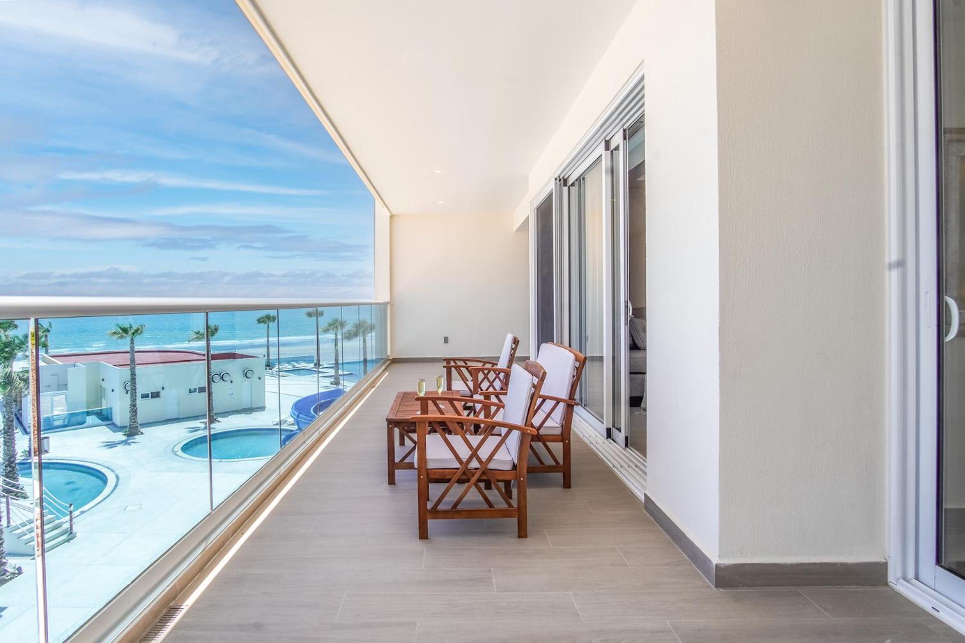 Cozy beach front getaway Encantame Towers E304