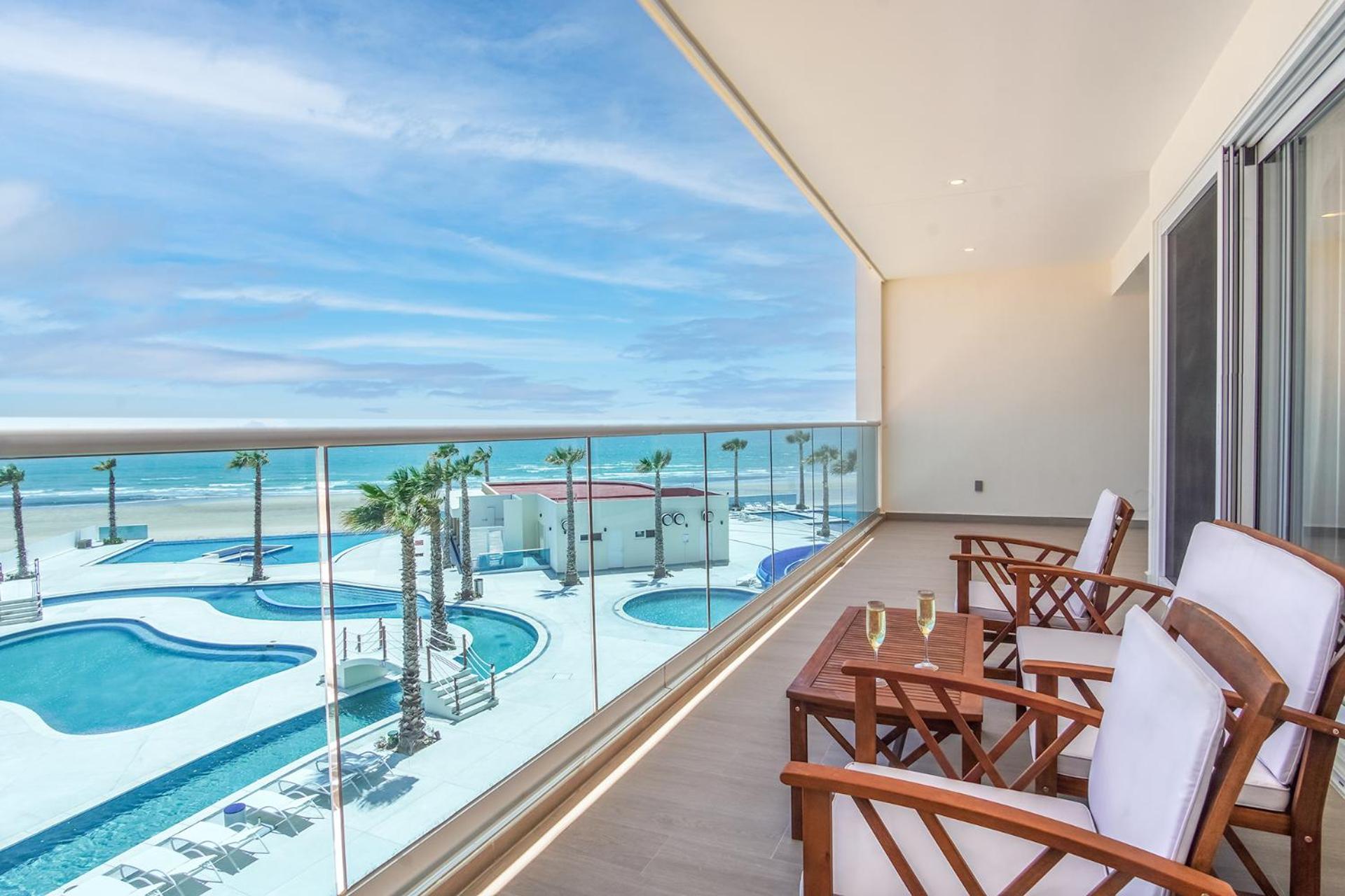 Cozy beach front getaway Encantame Towers E304