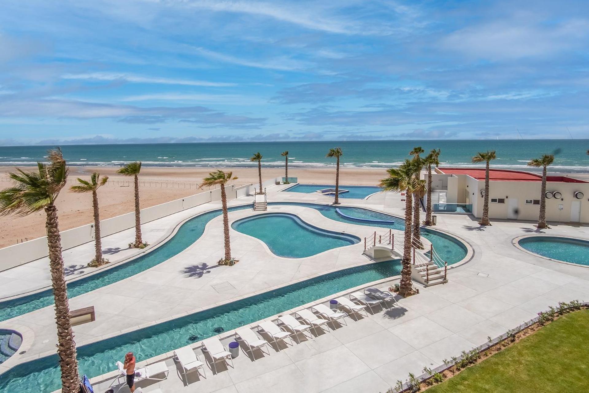 Cozy beach front getaway Encantame Towers E304
