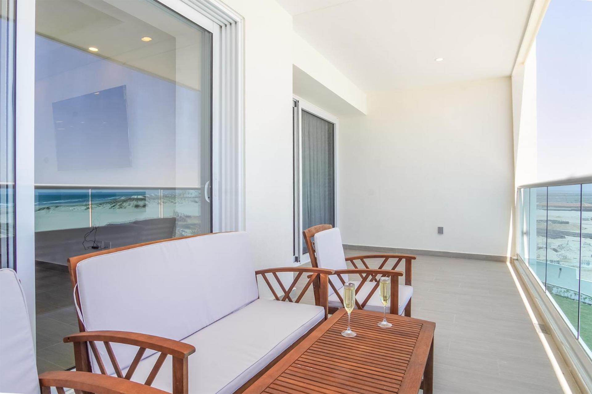 Cozy beach front getaway Encantame Towers E304