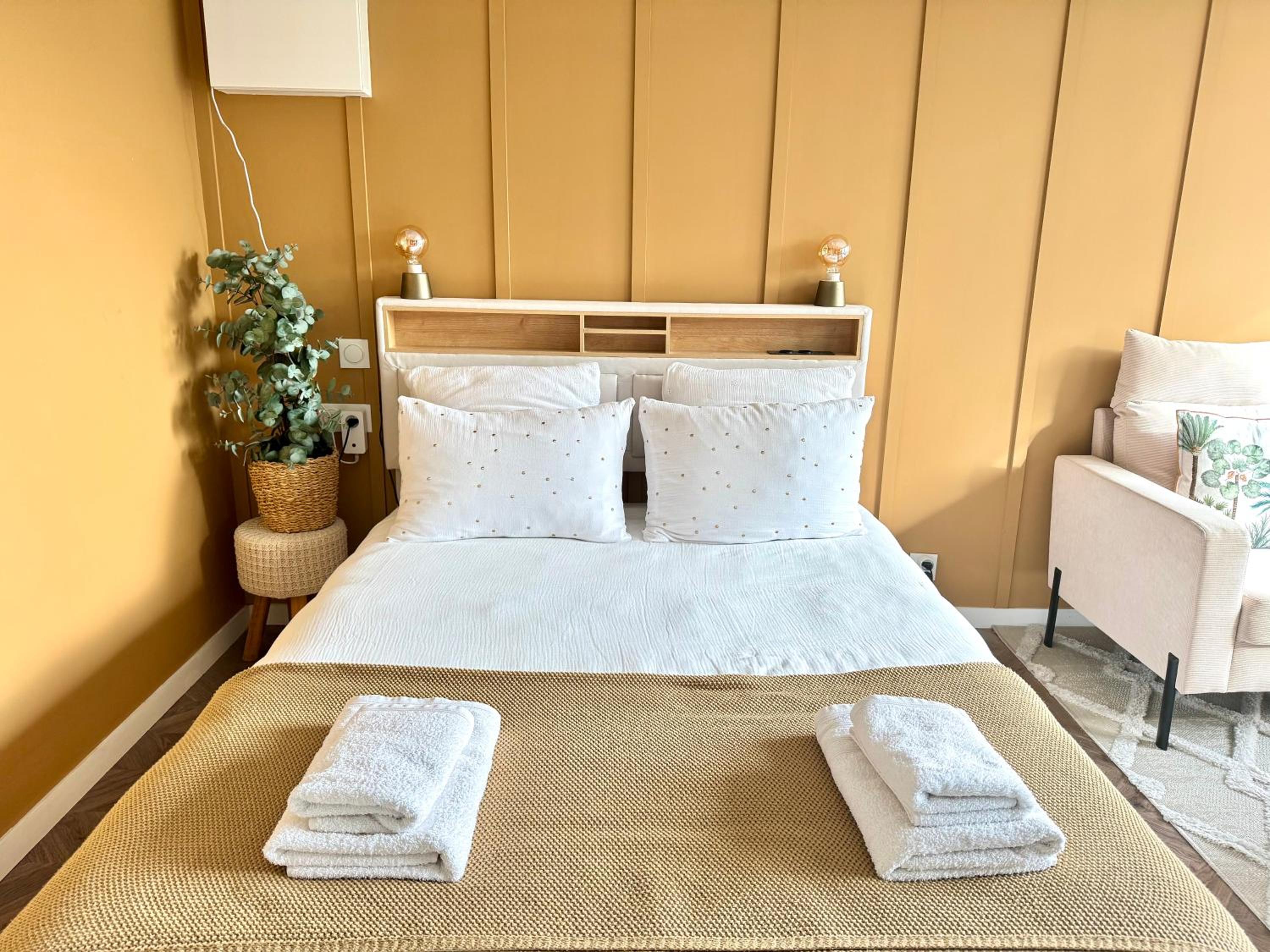 La Petite Oasis - pour 2pers - 2km du Centre Juno Beach et plage du Débarquement - 10min à pieds du centre ville & de la plage - balcon - exposition sud - 