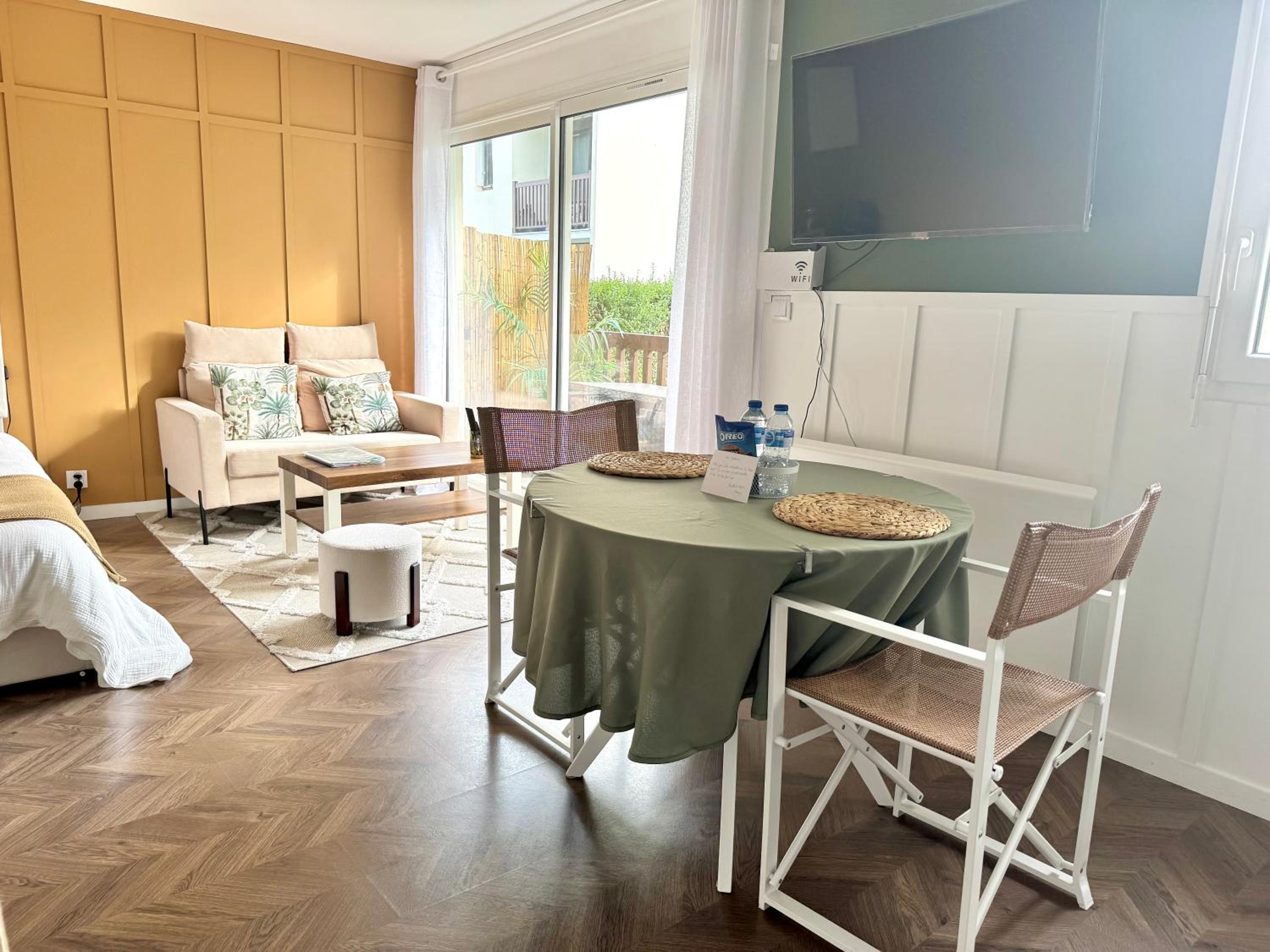 La Petite Oasis - pour 2pers - 2km du Centre Juno Beach et plage du Débarquement - 10min à pieds du centre ville & de la plage - balcon - exposition sud - 