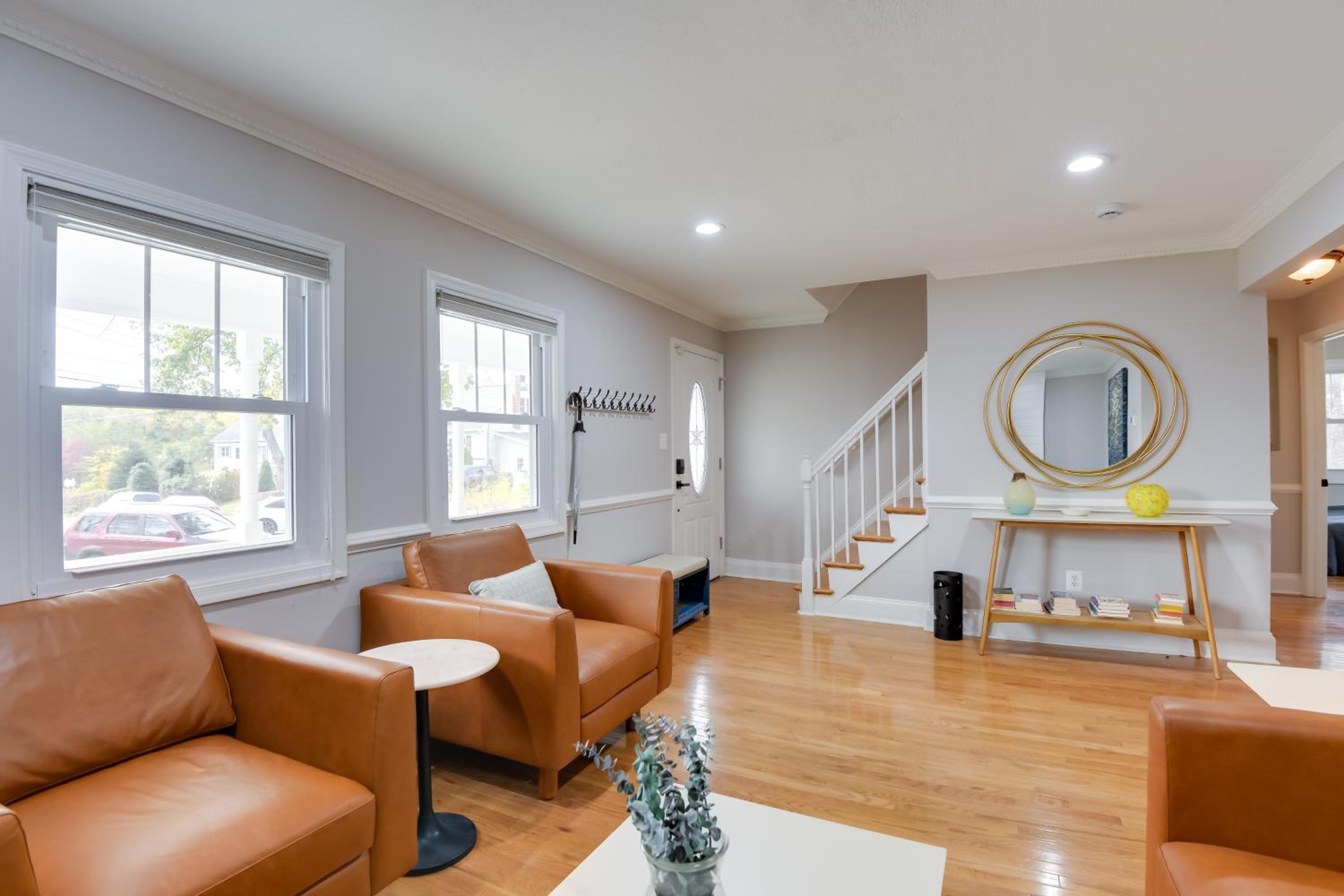 Great for Gatherings! Charming Woodbridge Duplex