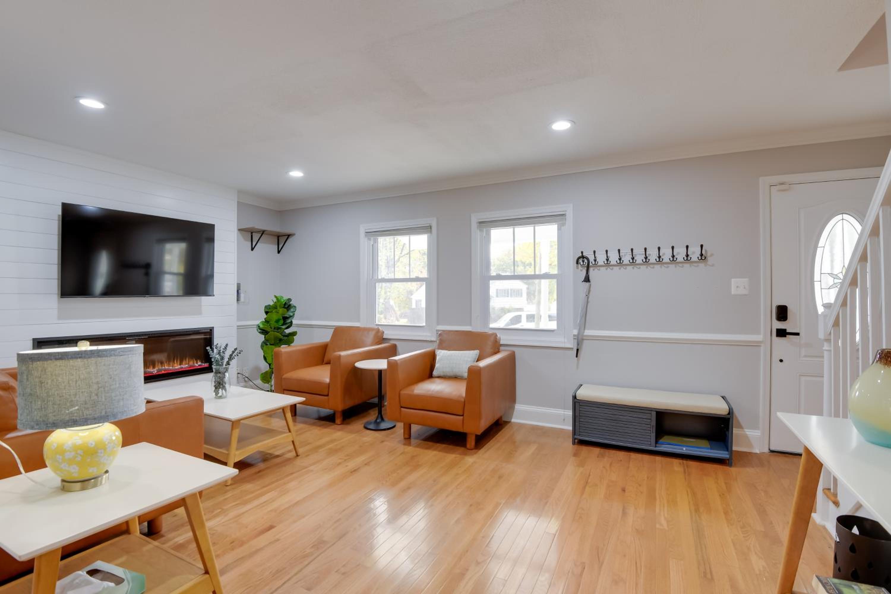 Great for Gatherings! Charming Woodbridge Duplex