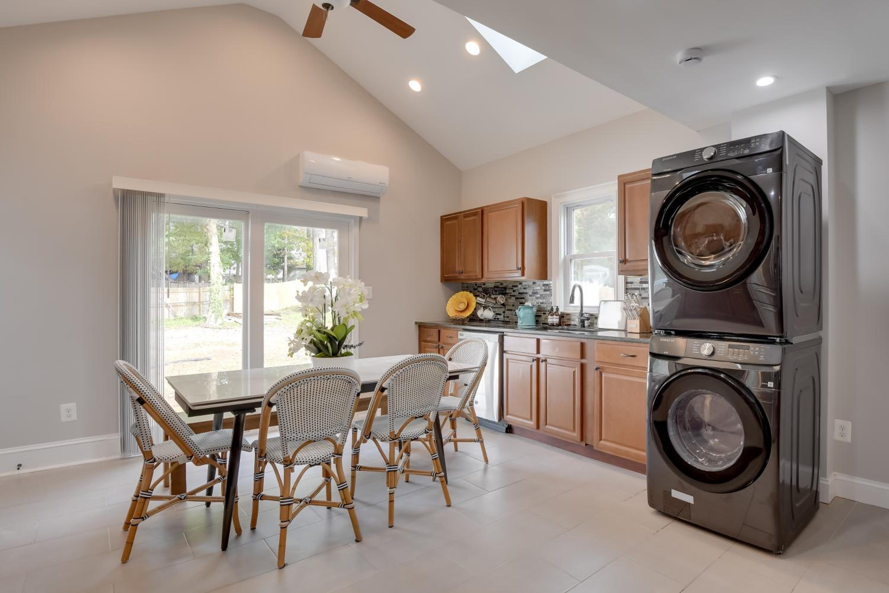 Great for Gatherings! Charming Woodbridge Duplex