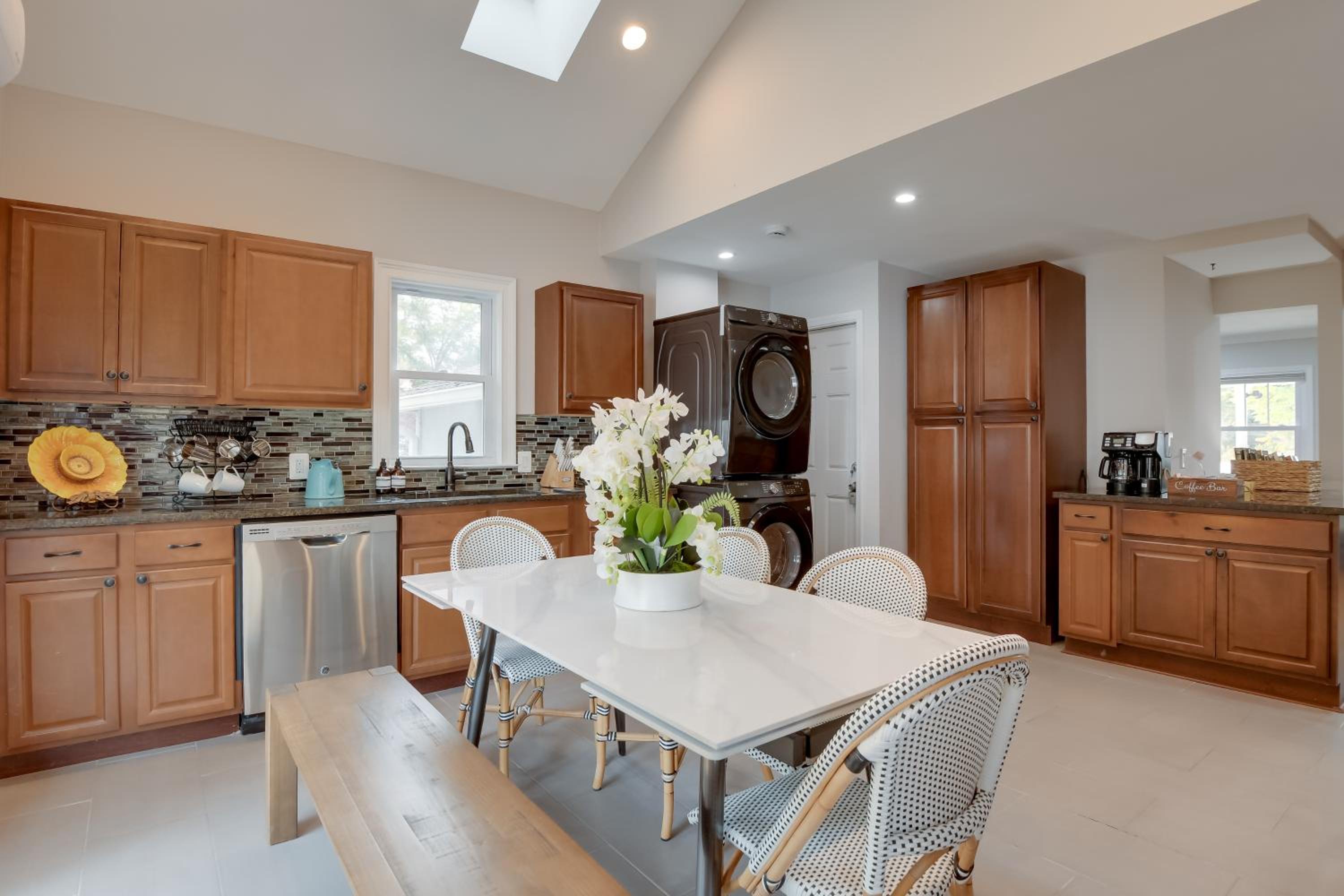 Great for Gatherings! Charming Woodbridge Duplex