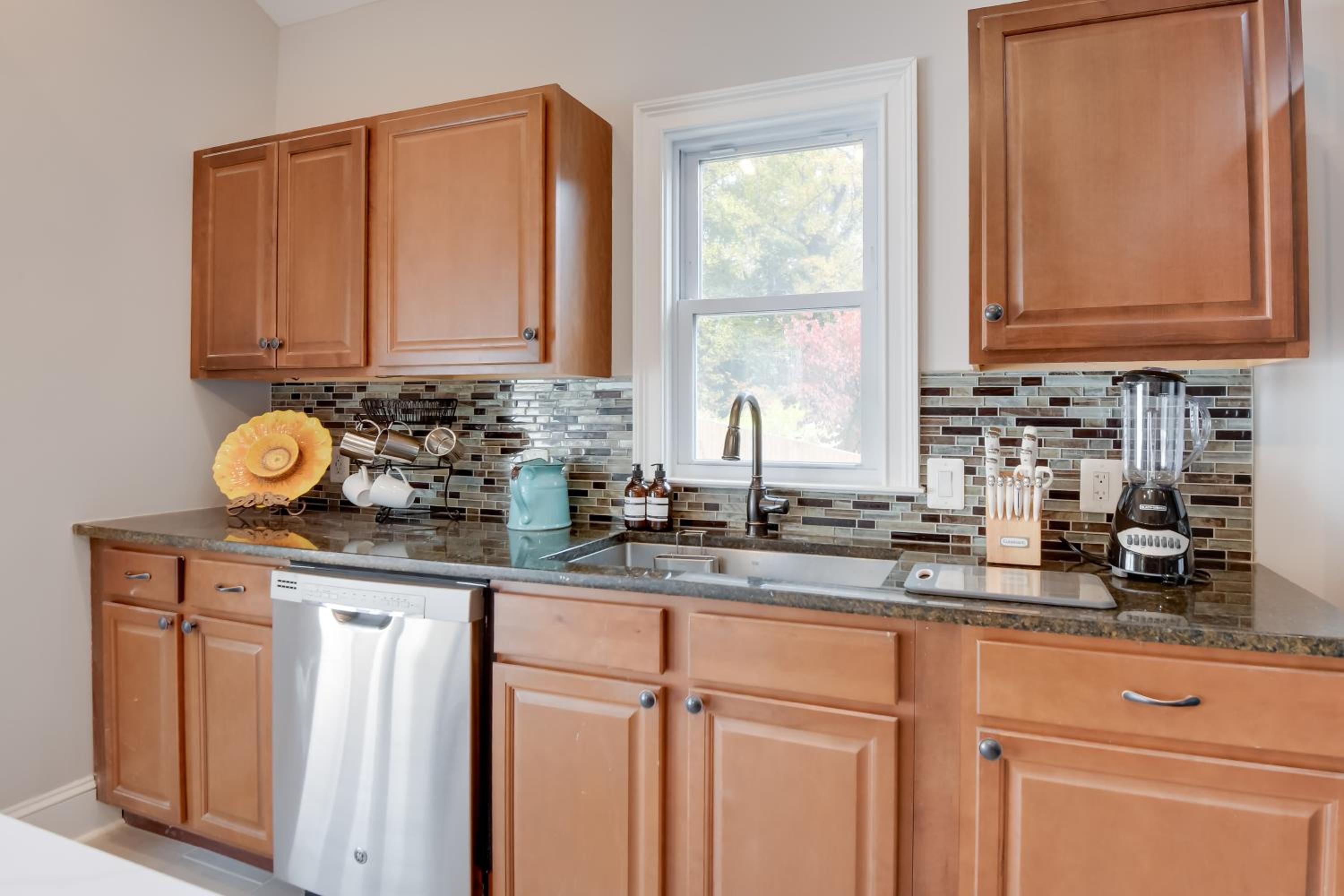 Great for Gatherings! Charming Woodbridge Duplex