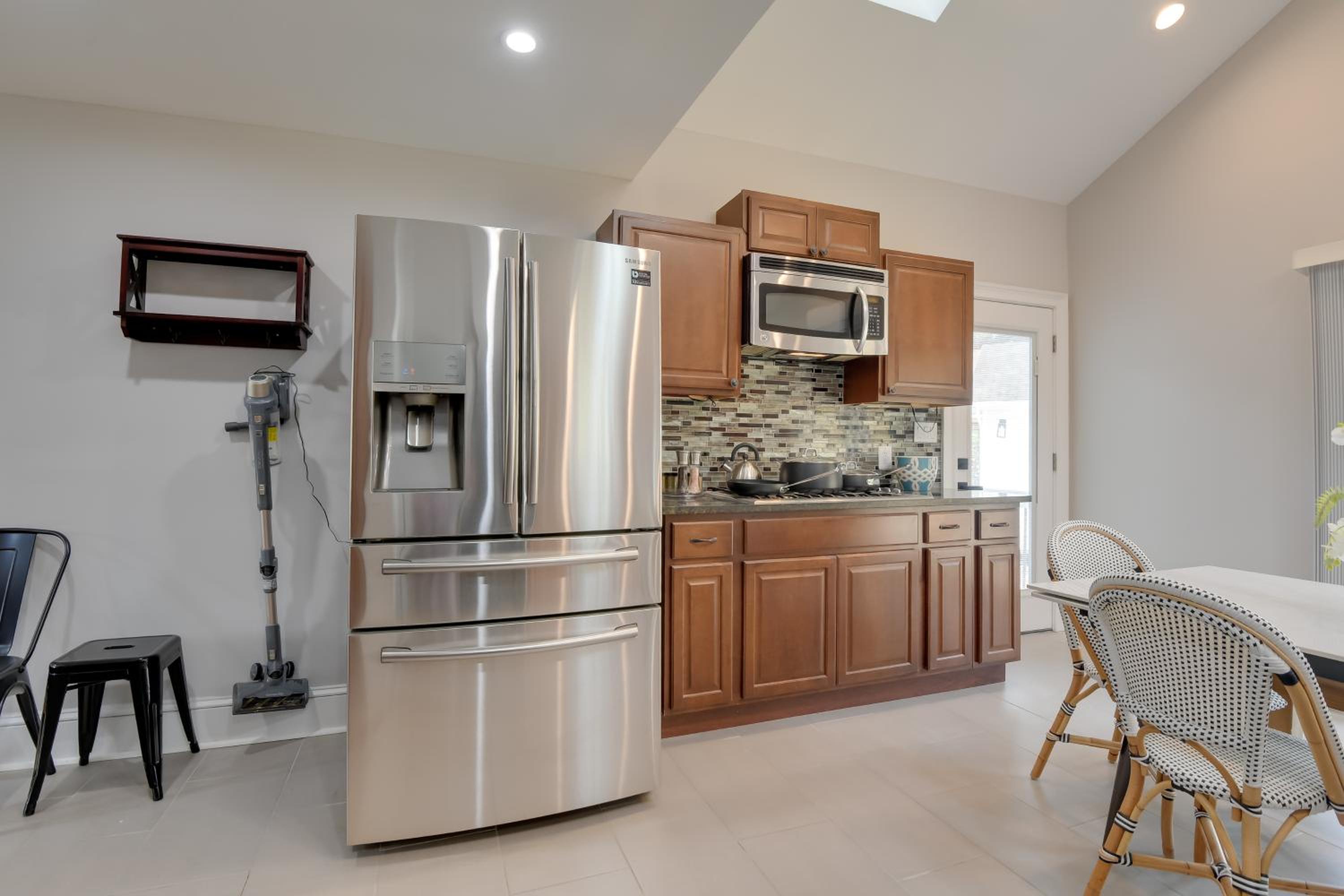 Great for Gatherings! Charming Woodbridge Duplex